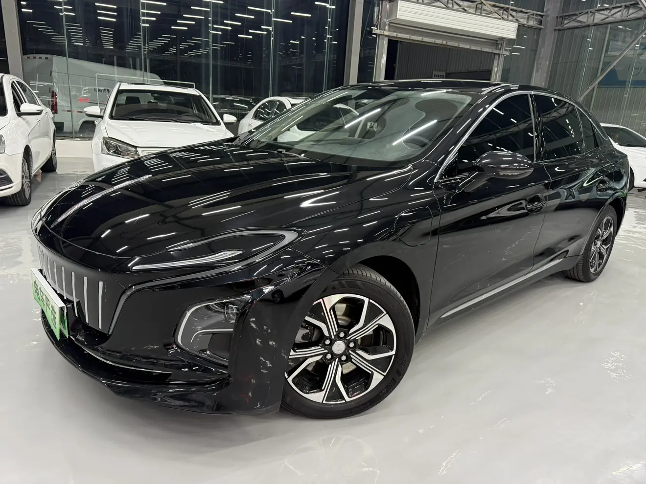 Hongqi E-QM5  из Китая