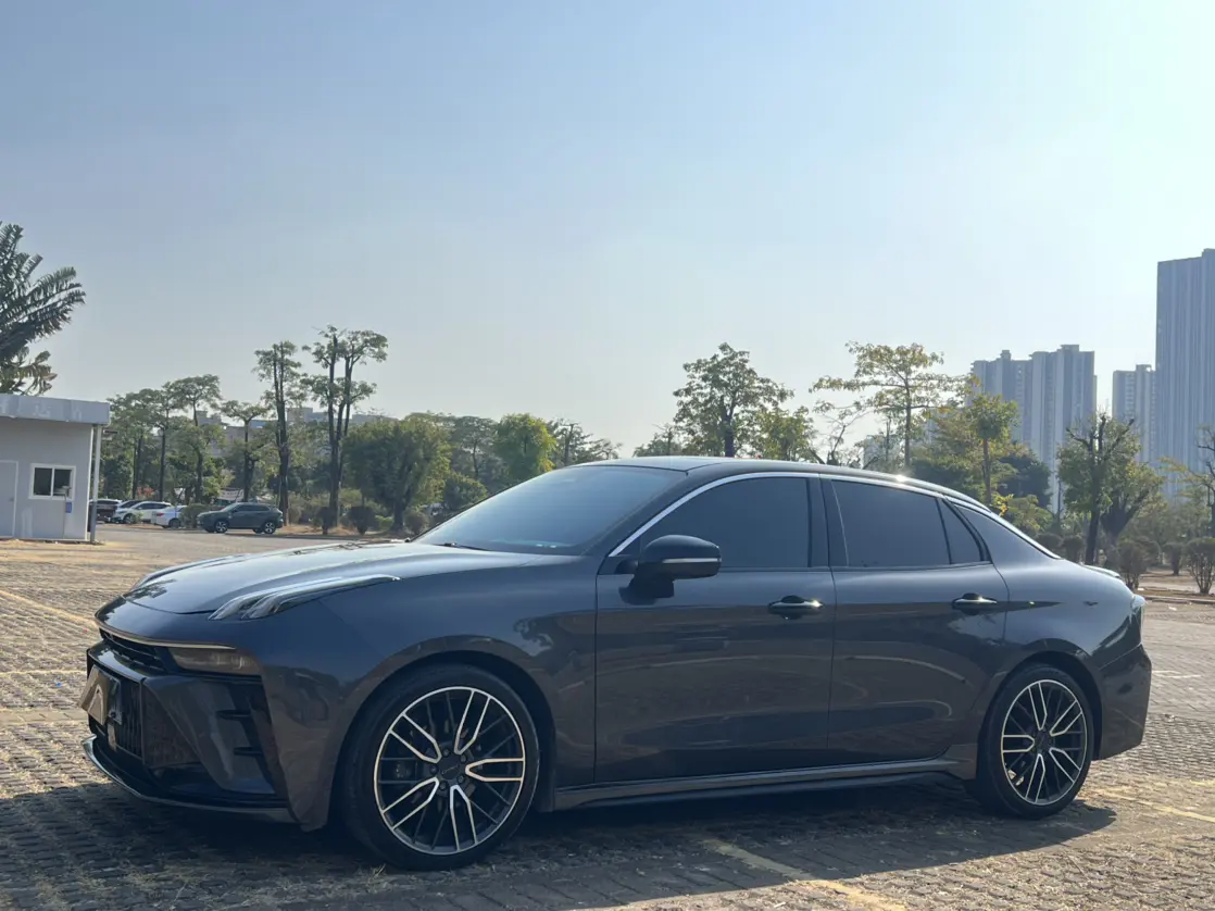 Lynk & Co 03