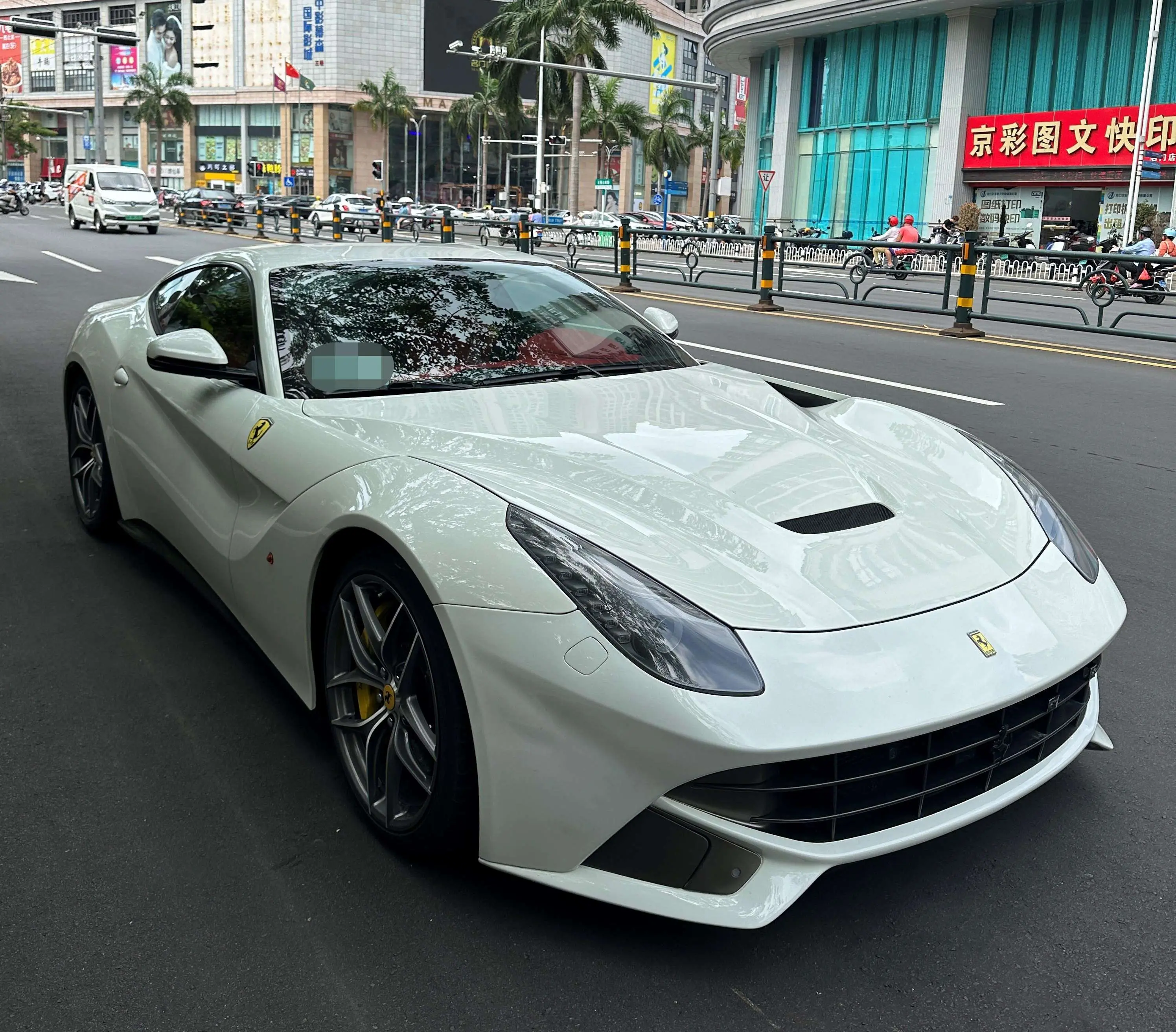 Ferrari F12berlinetta  из Китая