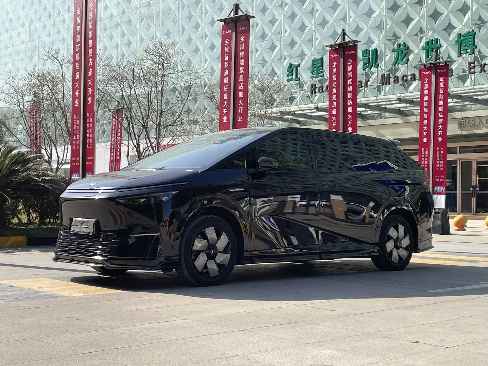 Xpeng X9  из Китая