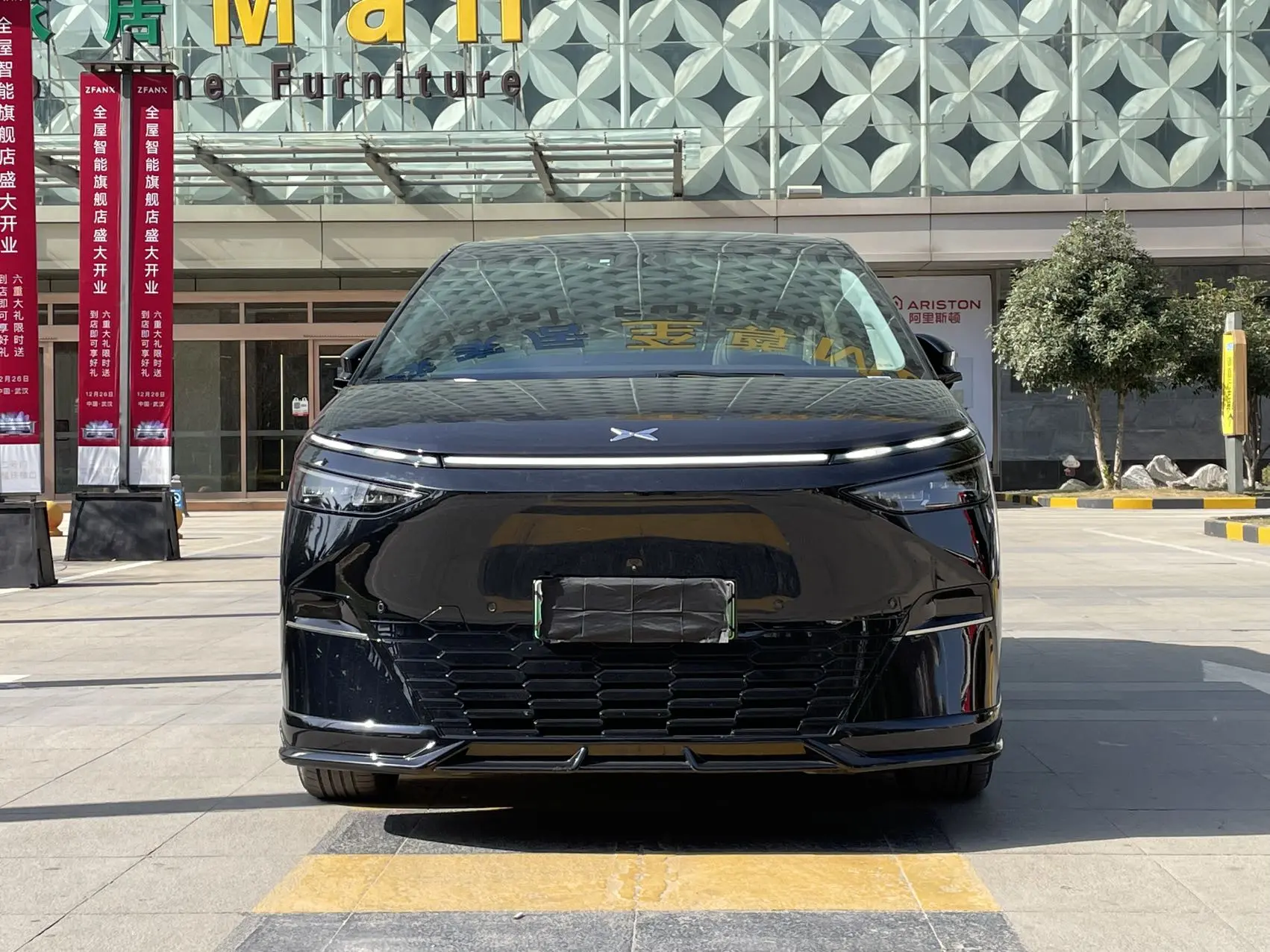 Xpeng X9  из Китая