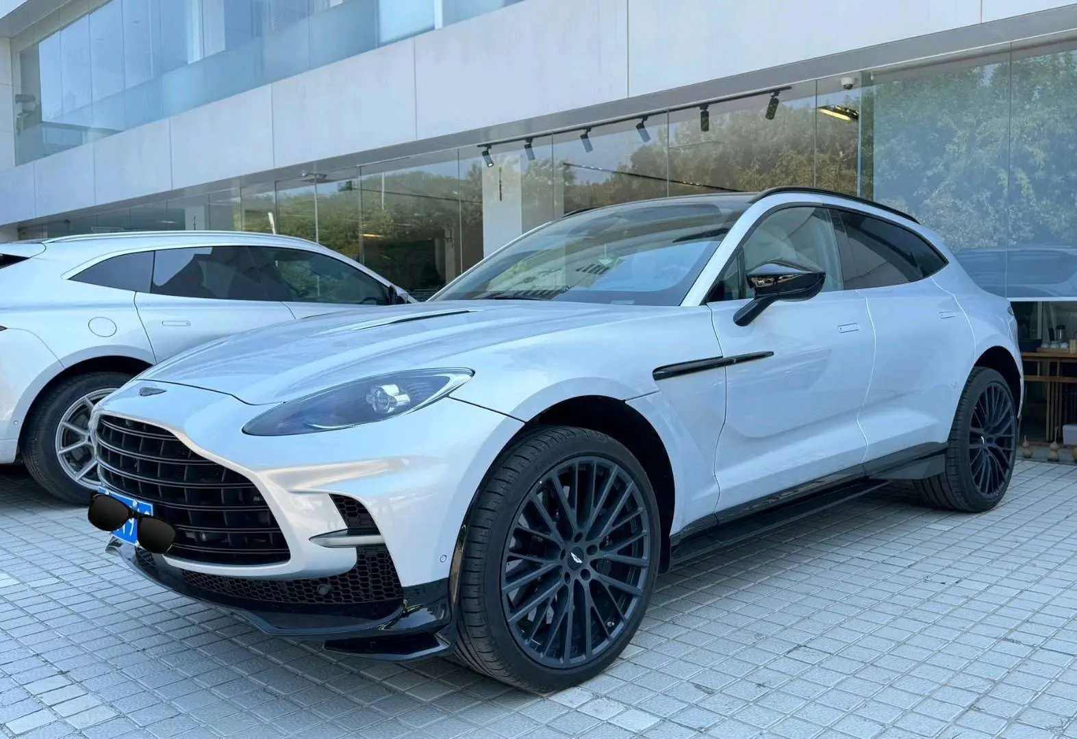 Aston Martin DBX  из Китая