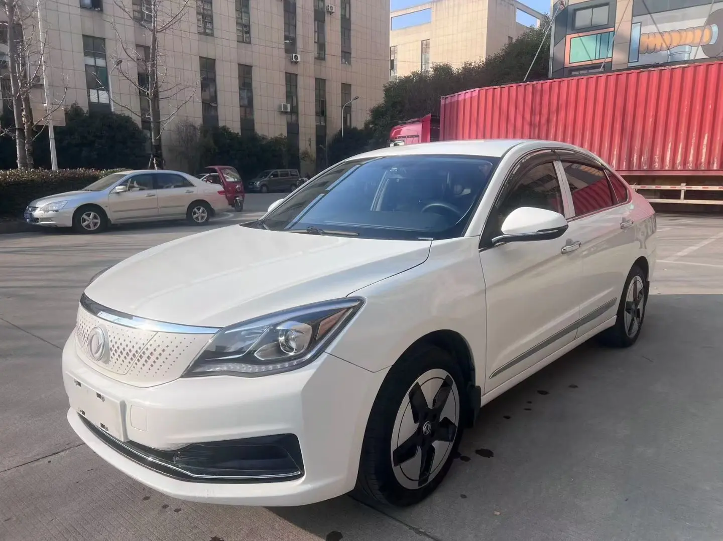 Dongfeng Fengshen E70  из Китая