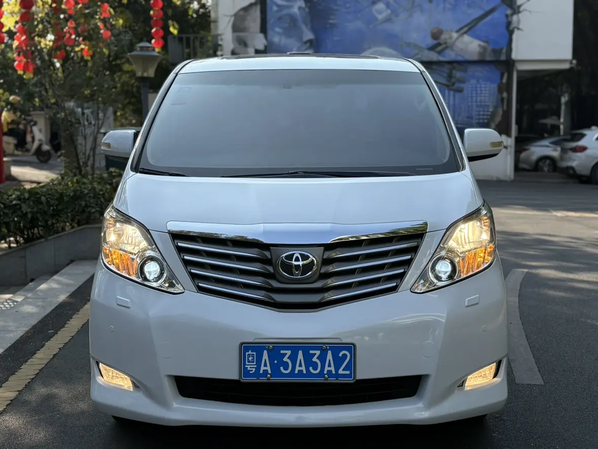 Toyota Alphard (Elfa)  из Китая
