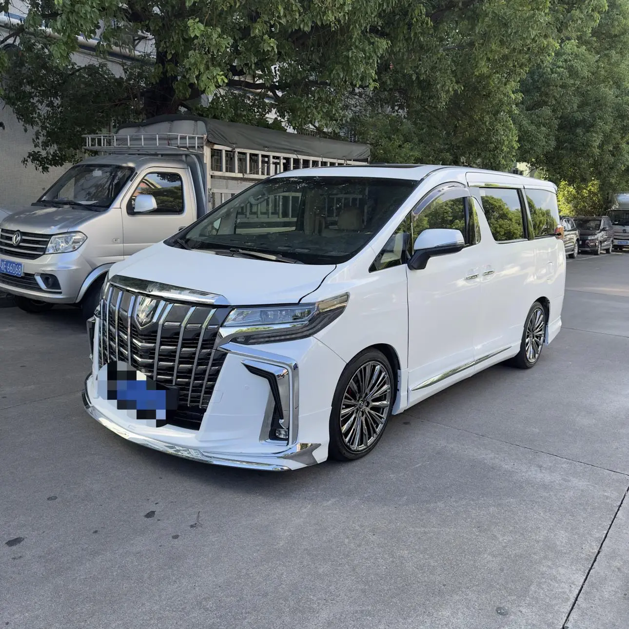 Toyota Alphard (Elfa)  из Китая
