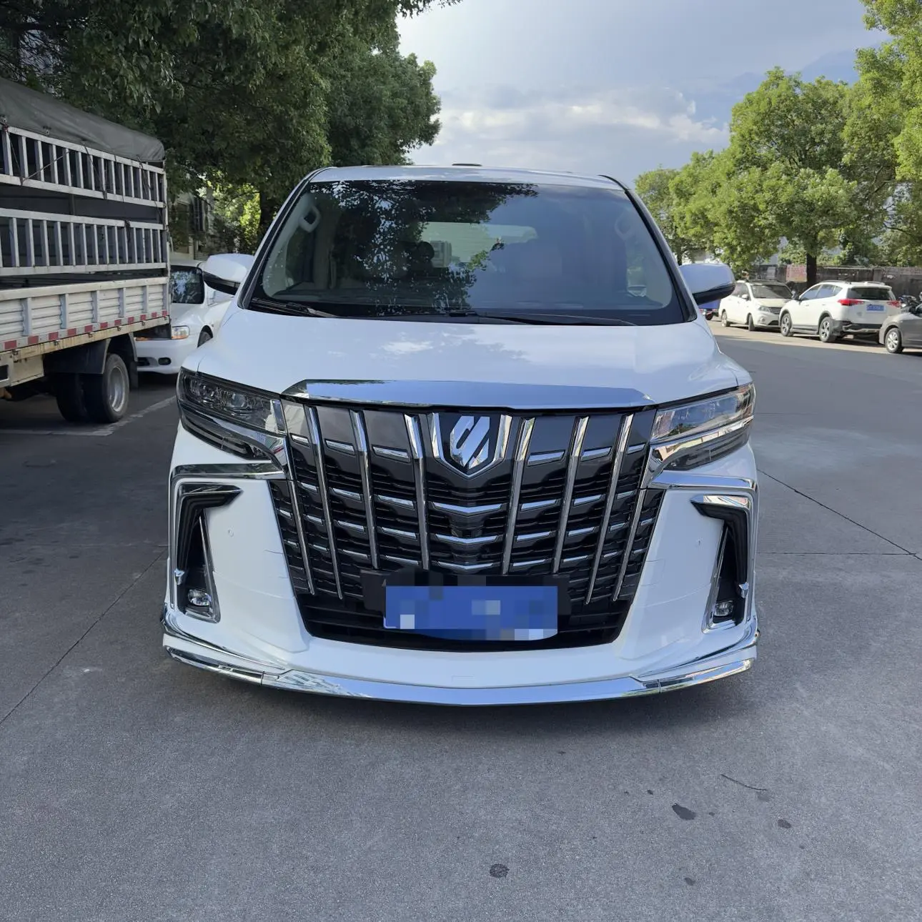 Toyota Alphard (Elfa)  из Китая