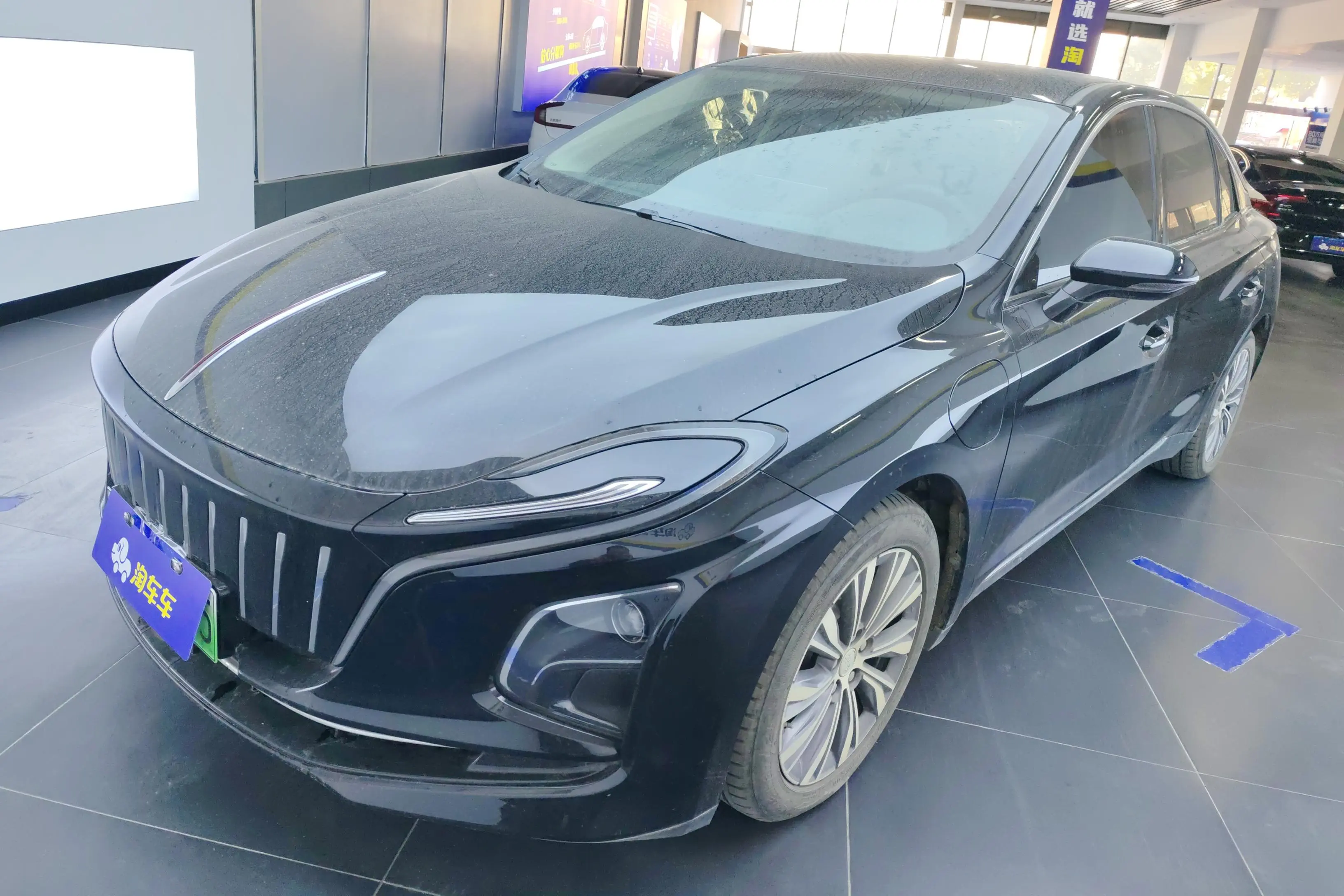 Hongqi E-QM5  из Китая