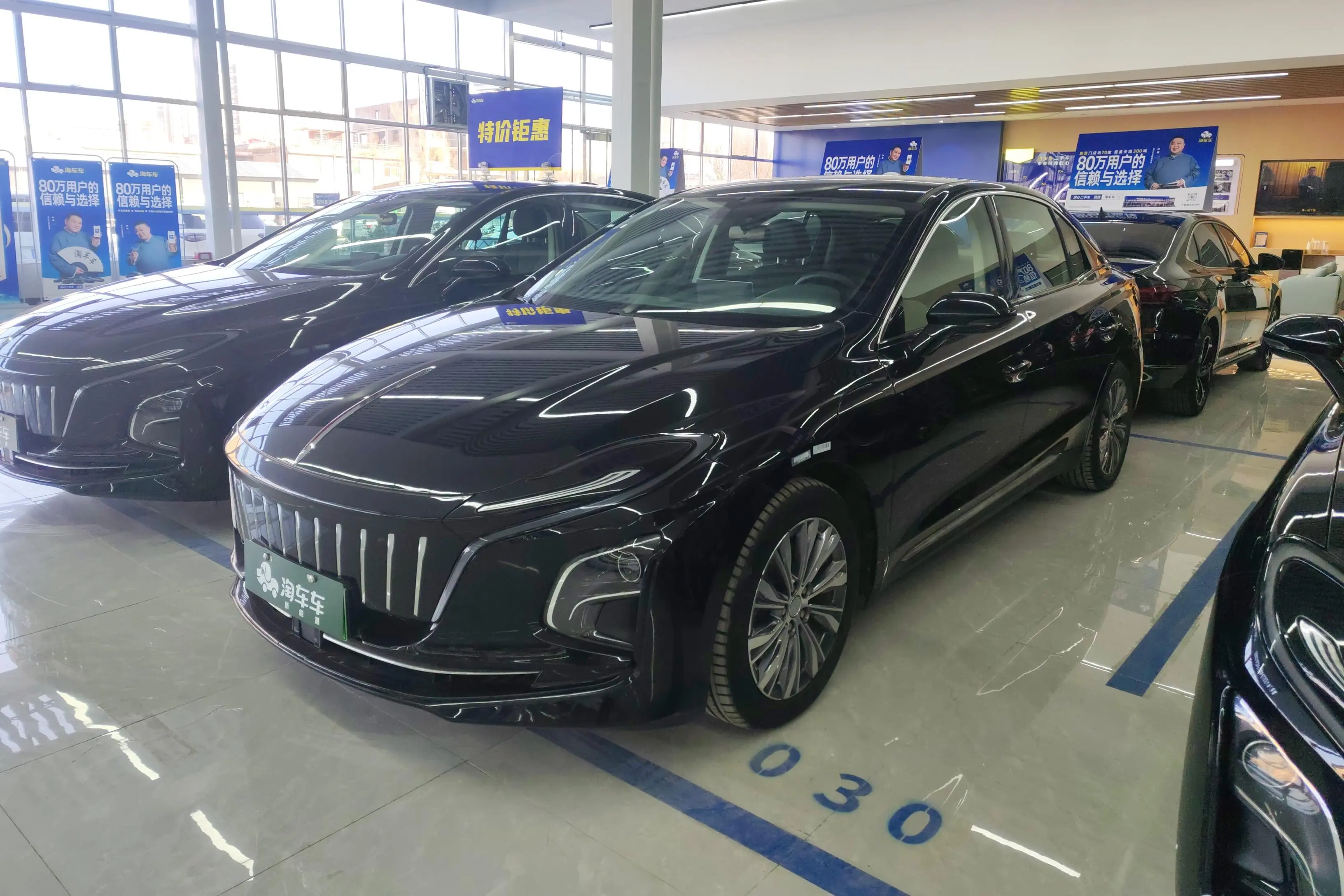 Hongqi E-QM5  из Китая