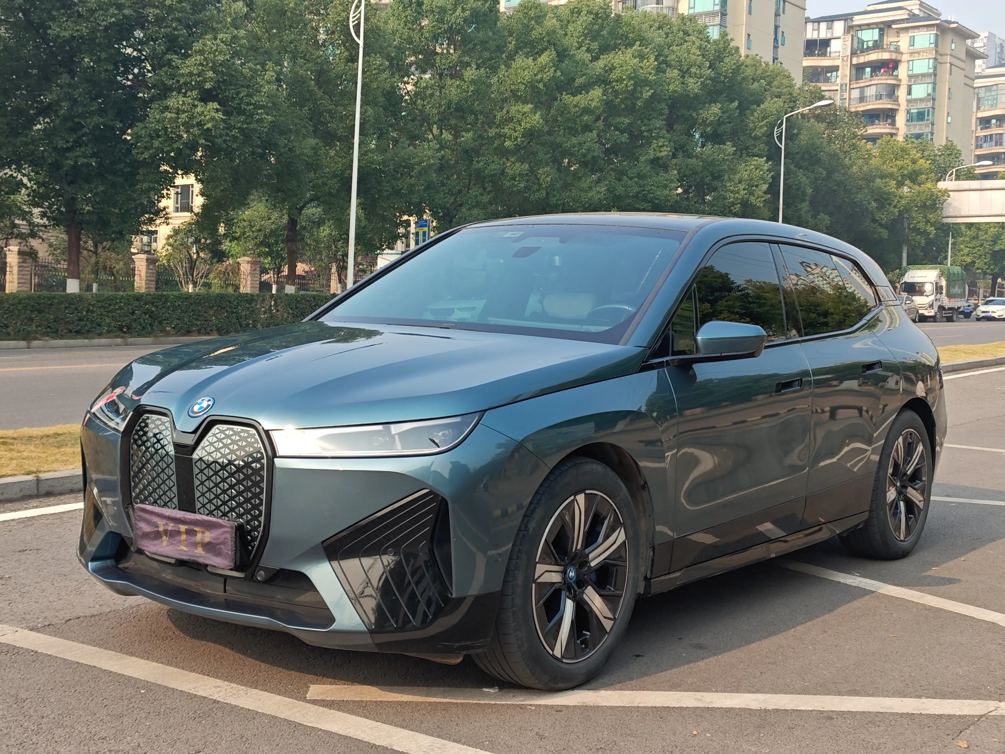 BMW iX  из Китая