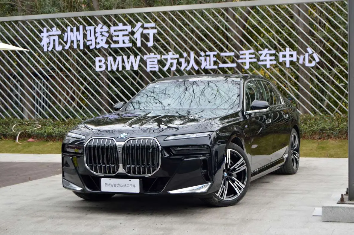 BMW i7  из Китая