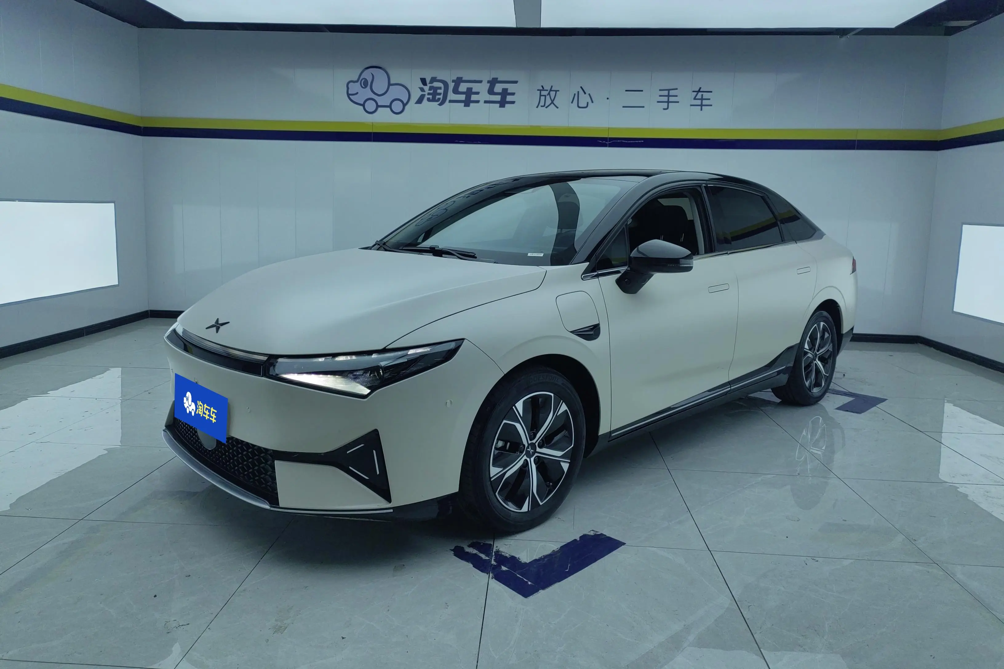 Xpeng P5  из Китая