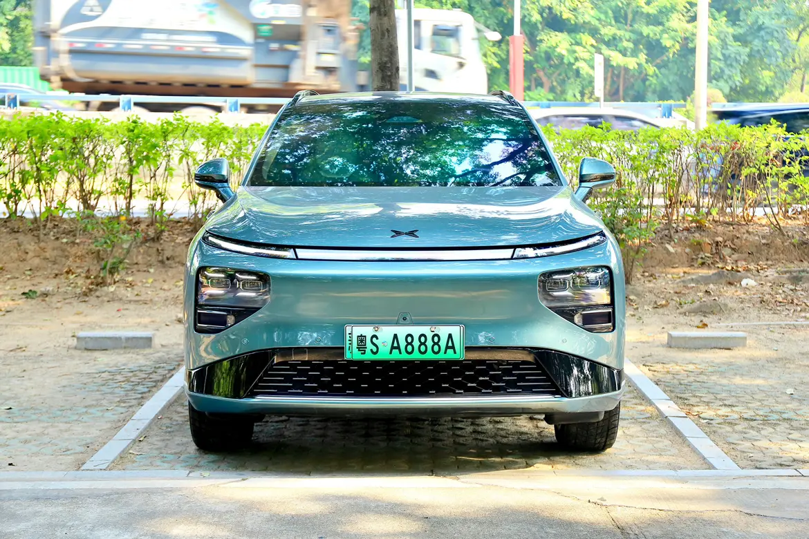 Xpeng G9  из Китая