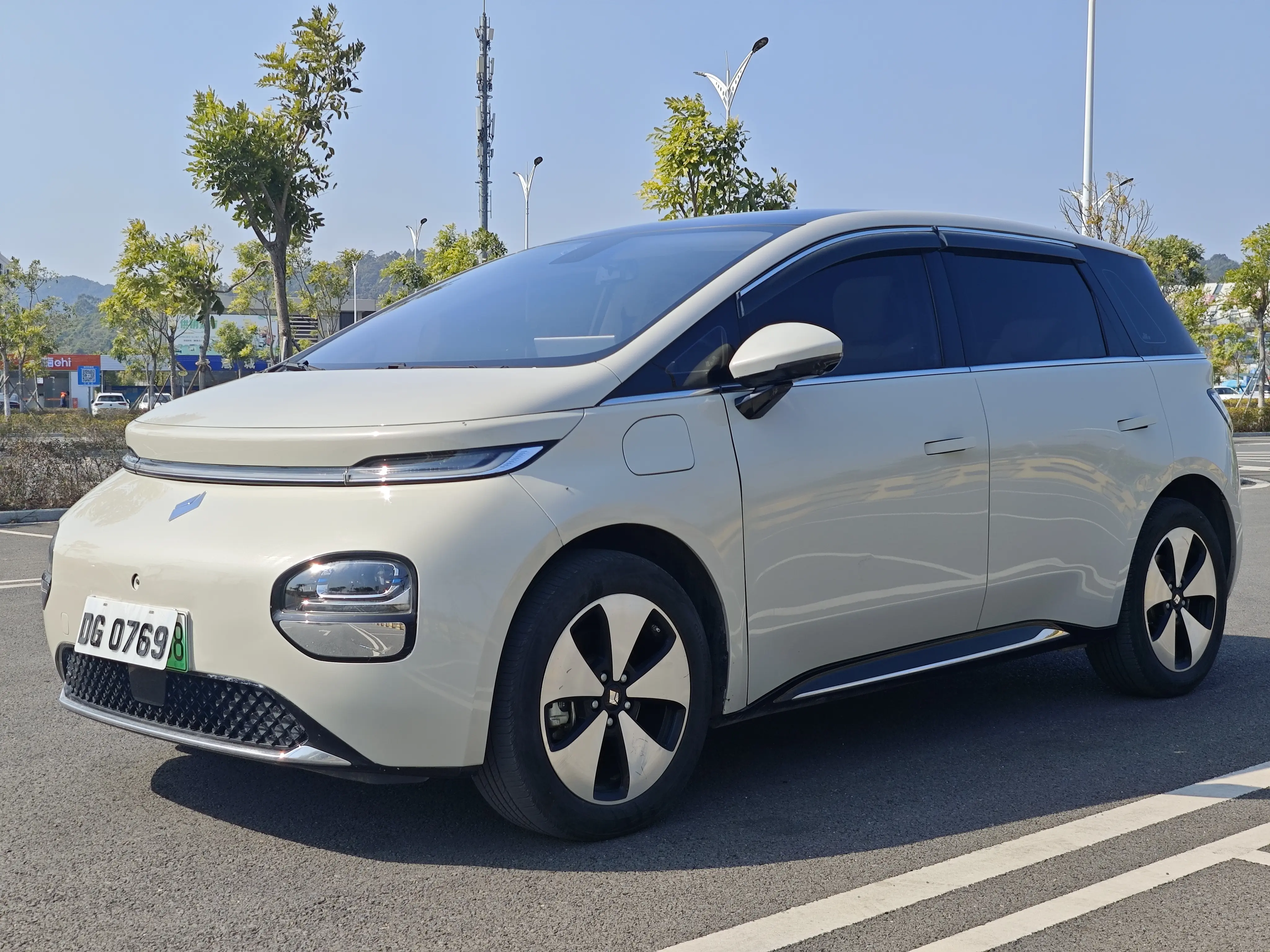 Baojun Clouds  из Китая