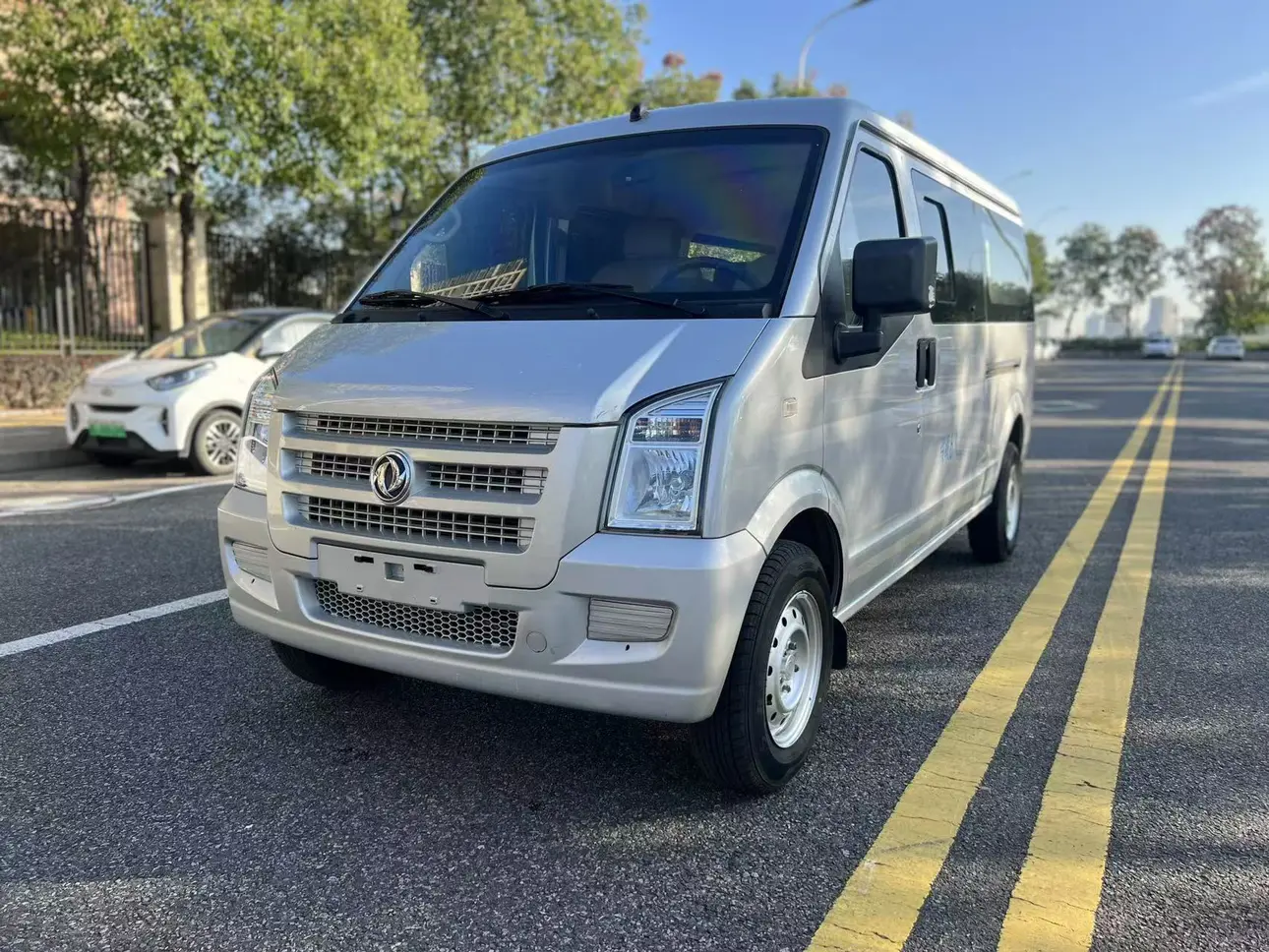 Dongfeng Xiaokang C36  из Китая