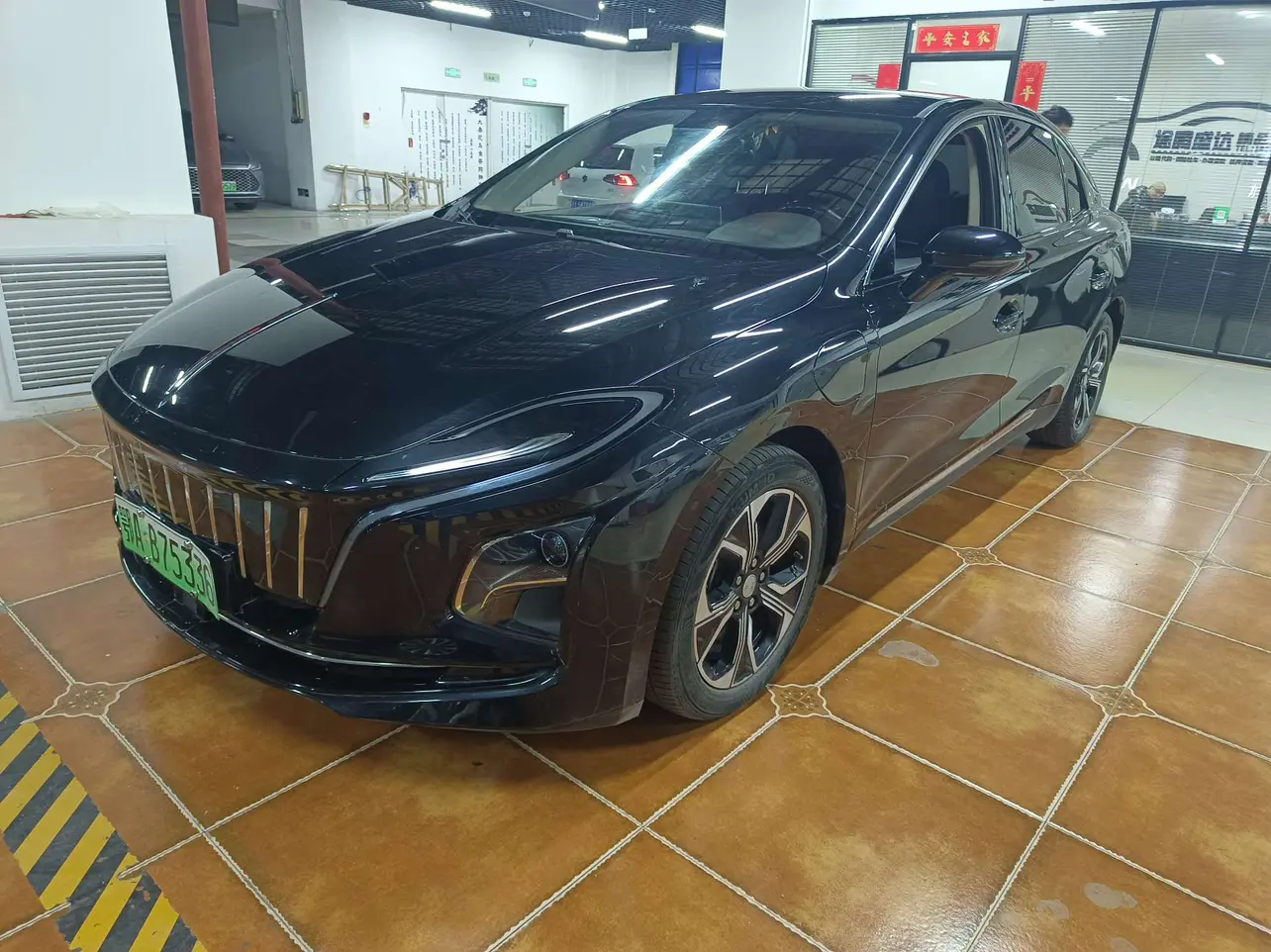 Hongqi E-QM5  из Китая