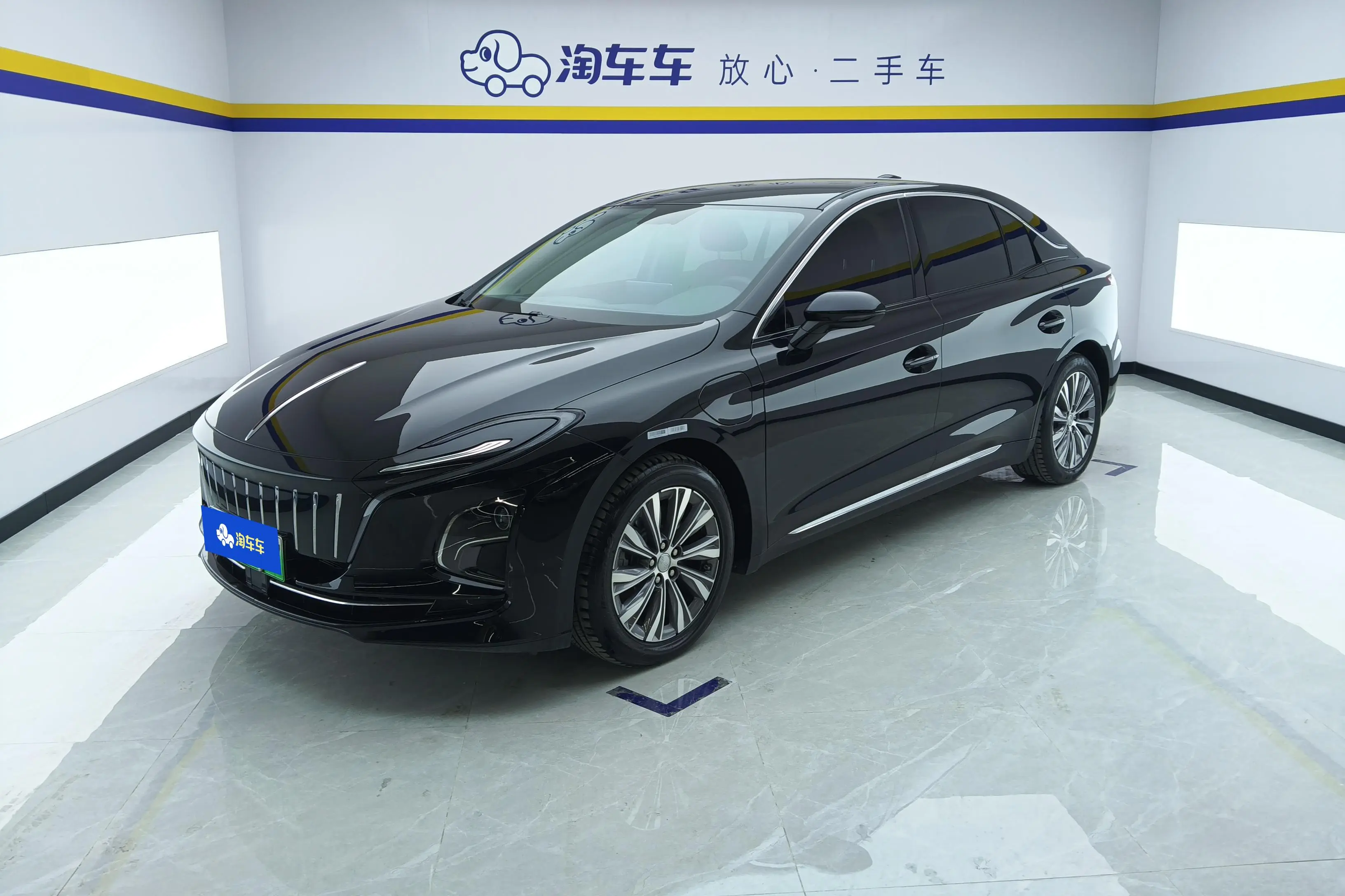 Hongqi E-QM5  из Китая