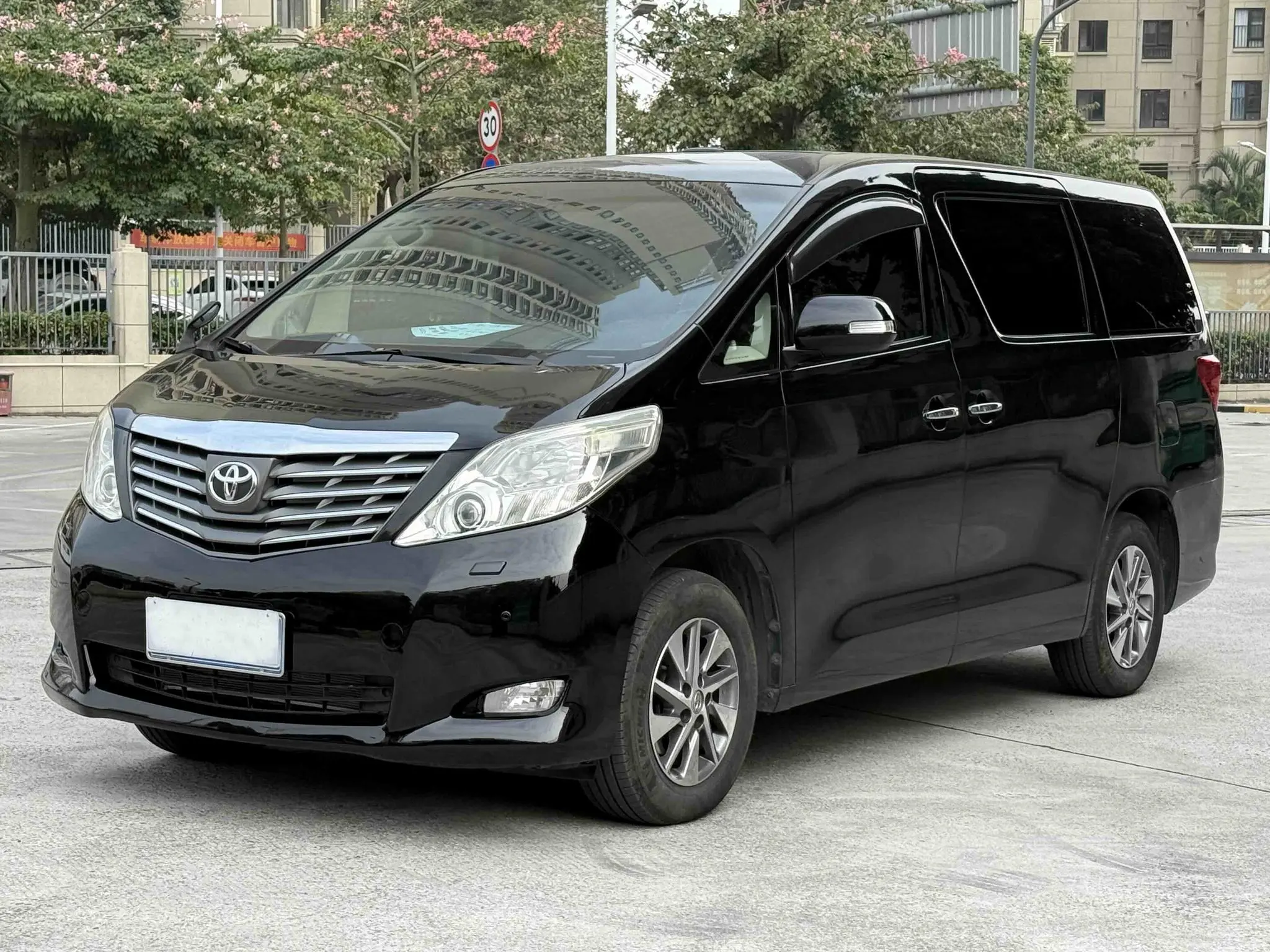 Toyota Alphard (Elfa)  из Китая