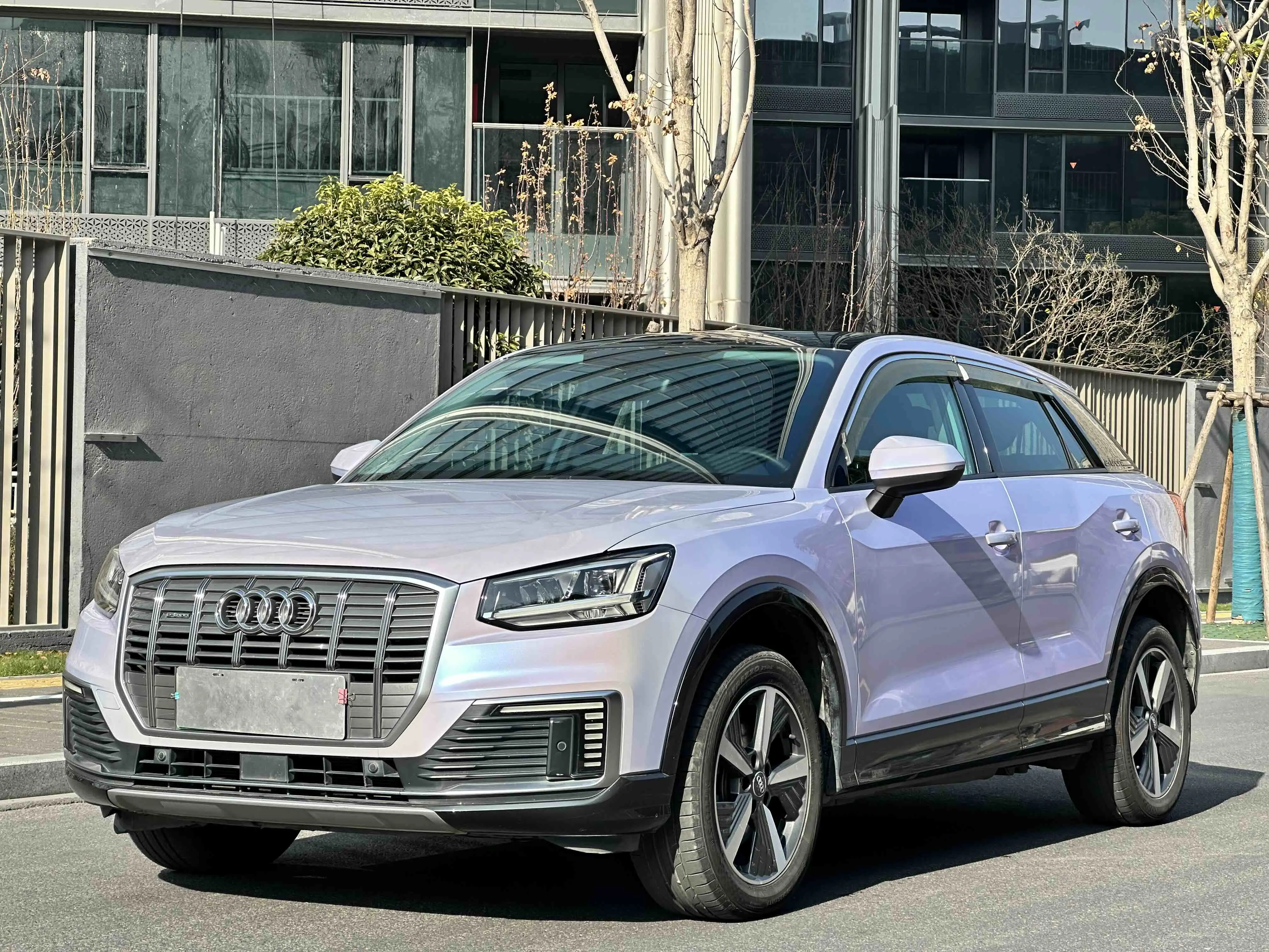 Audi Q2L e-tron  из Китая