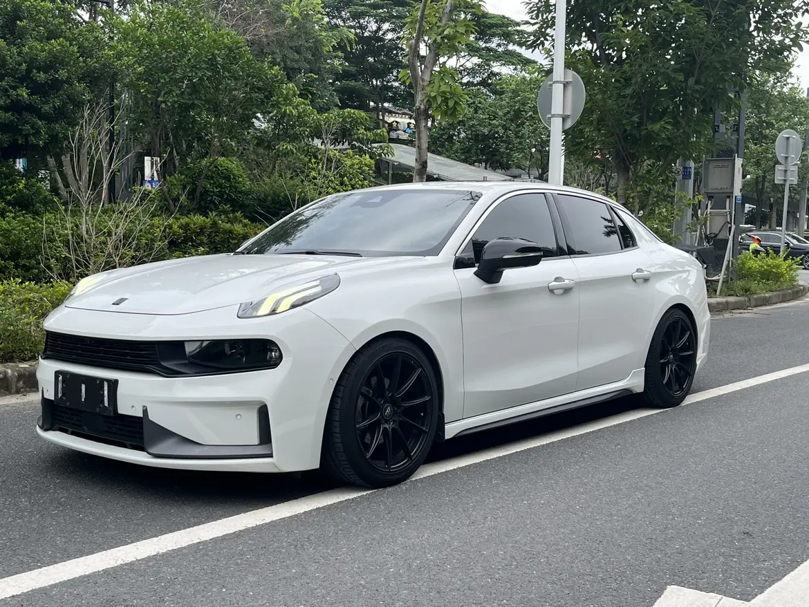 Lynk & Co 03