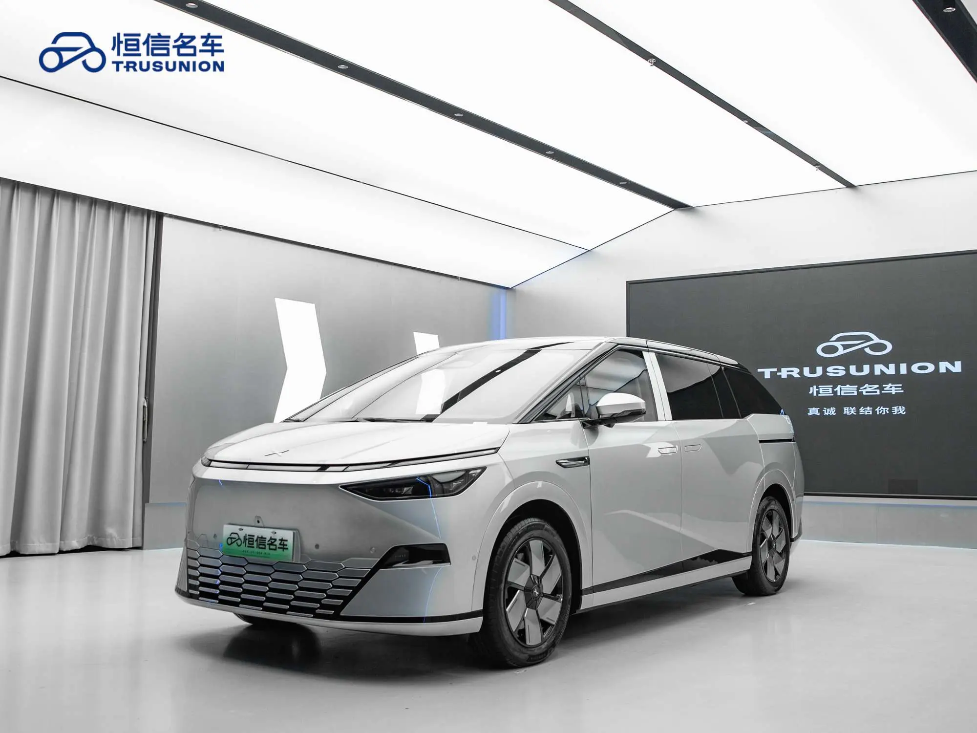 Xpeng X9  из Китая