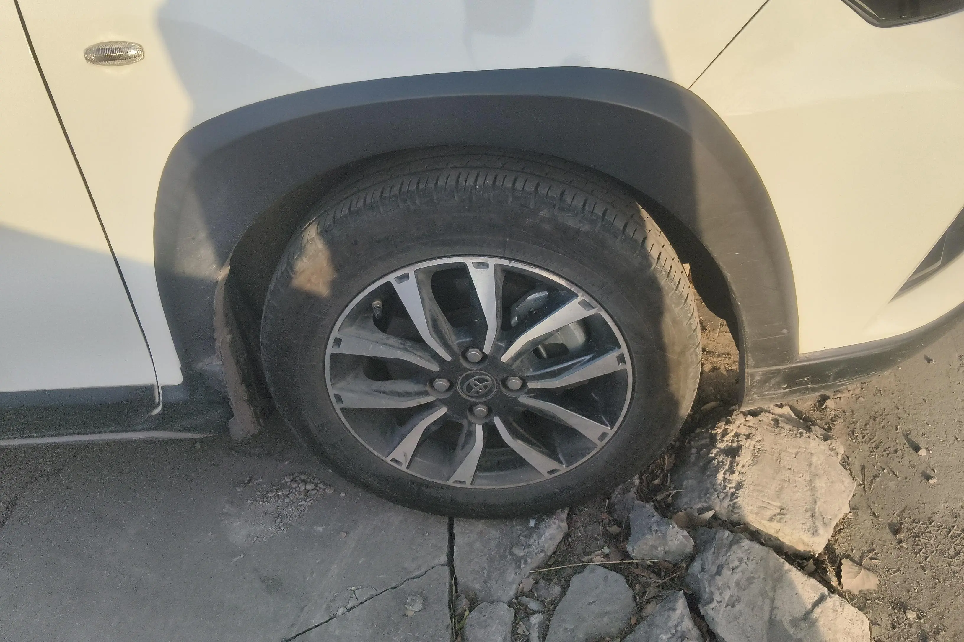 Toyota Yaris L  из Китая