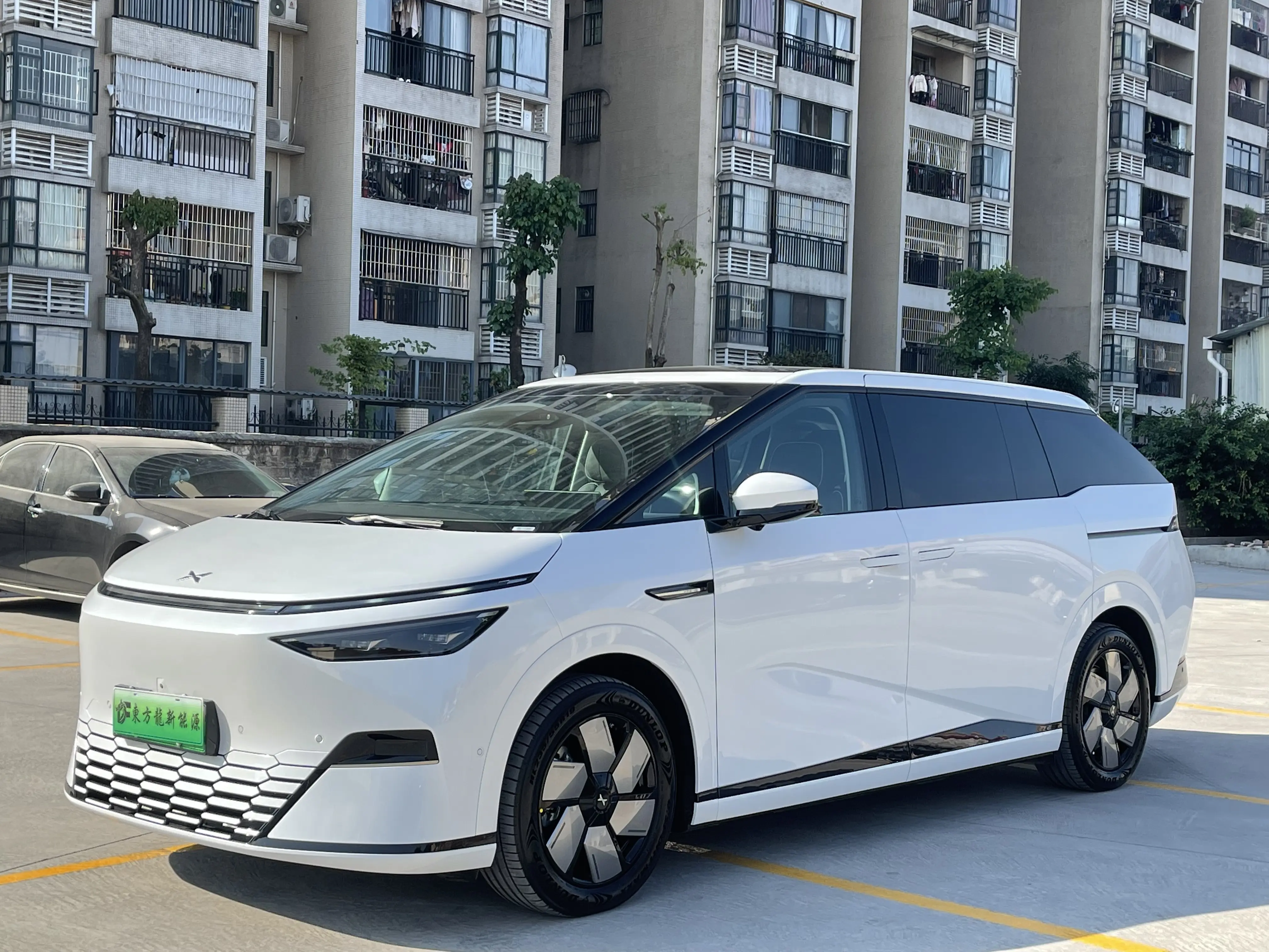 Xpeng X9  из Китая