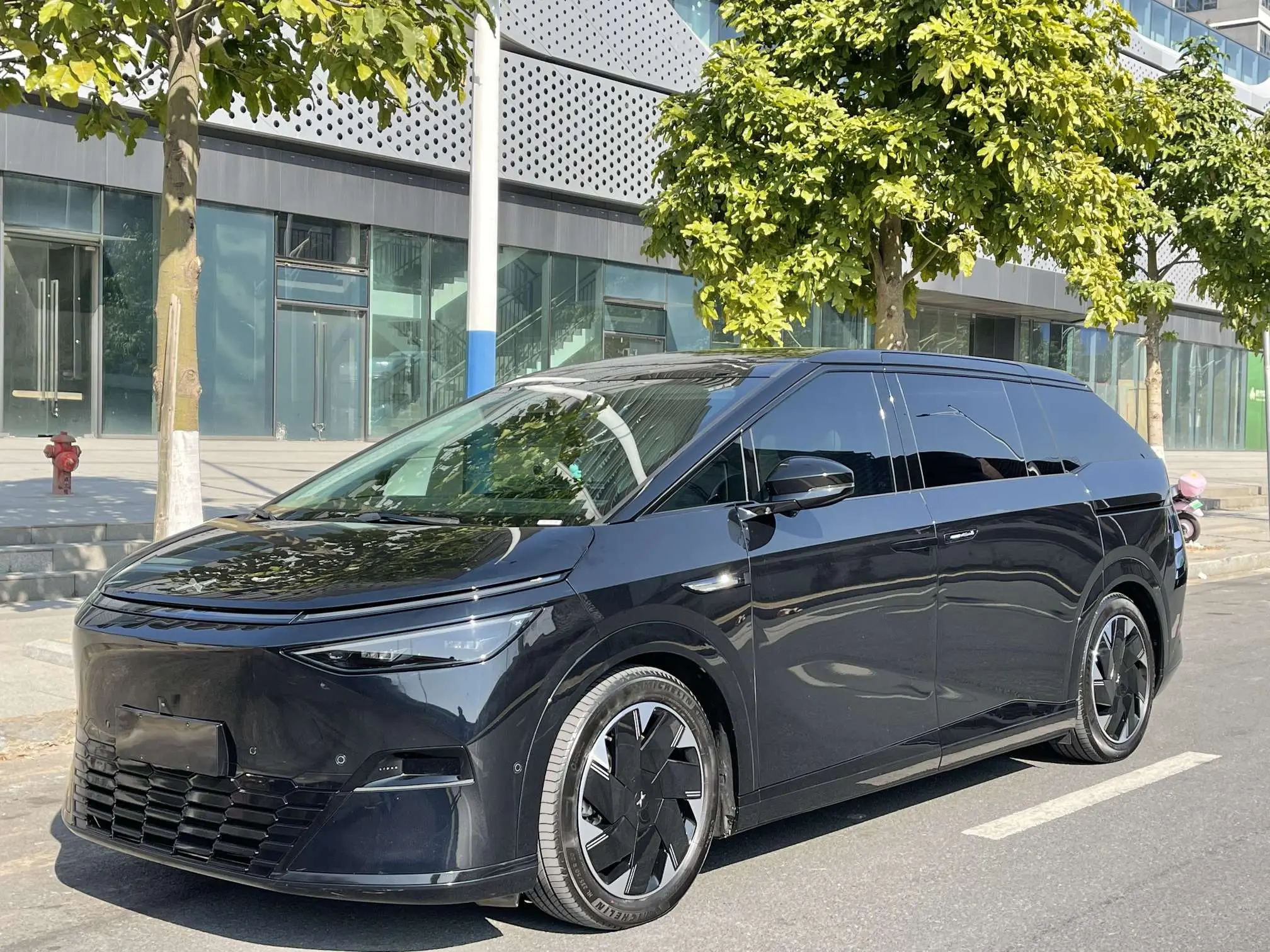 Xpeng X9  из Китая