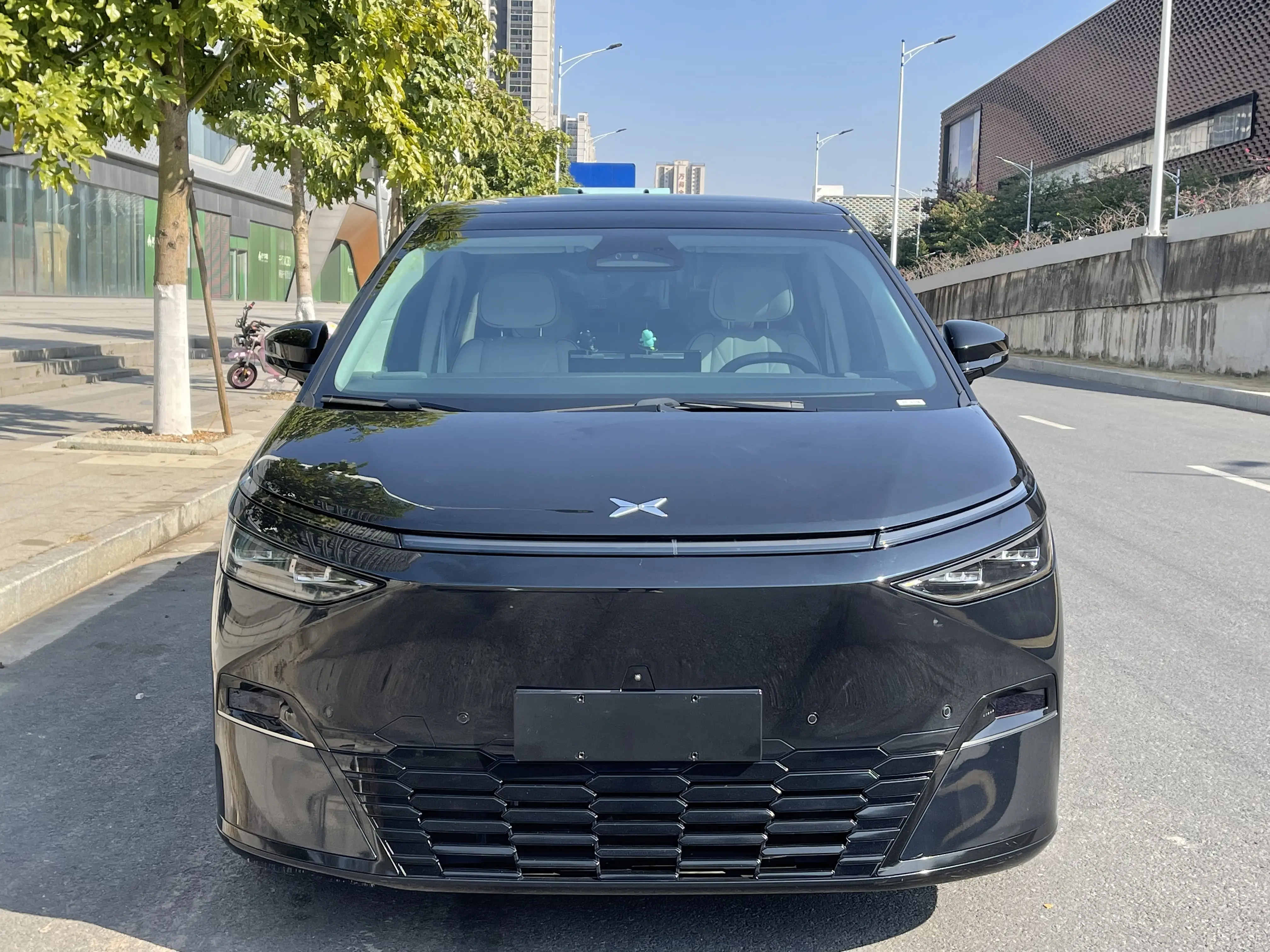 Xpeng X9  из Китая