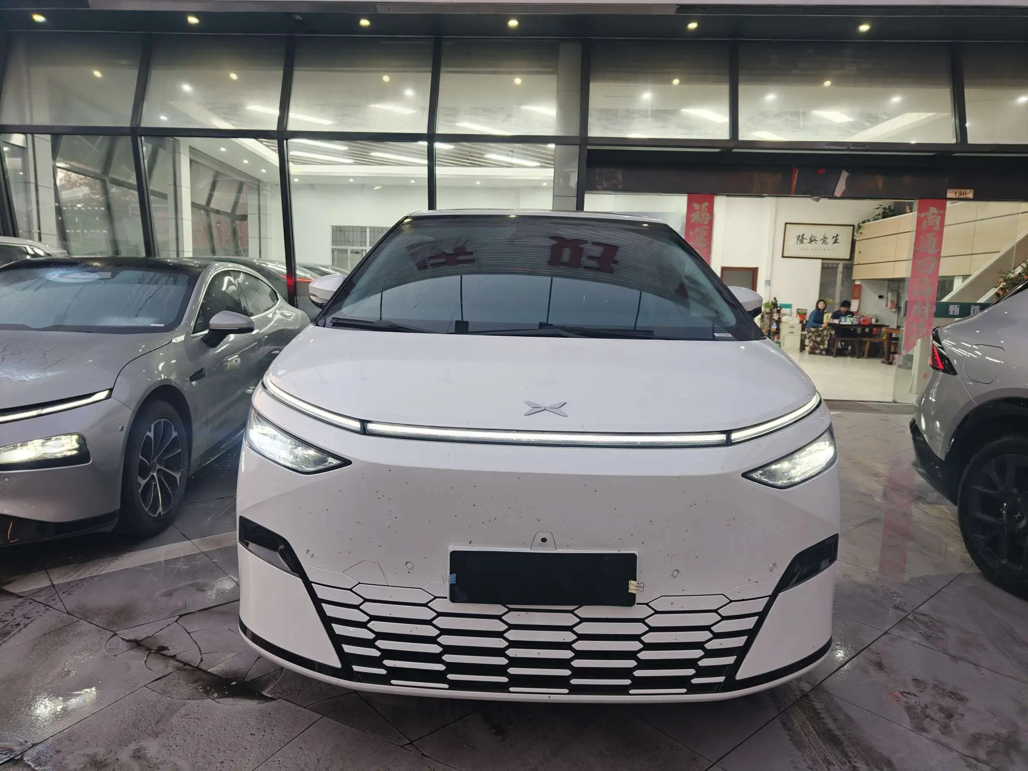 Xpeng X9  из Китая