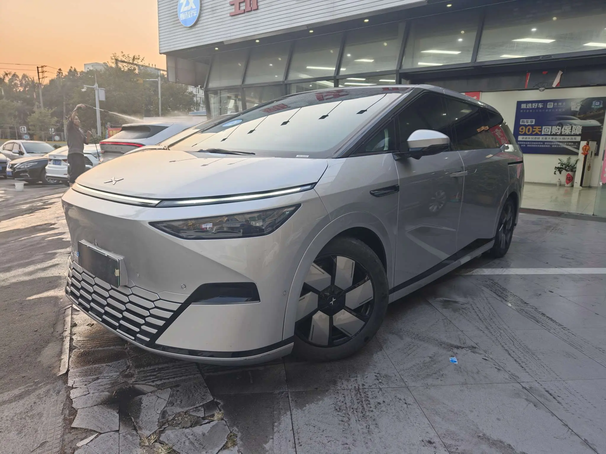 Xpeng X9  из Китая