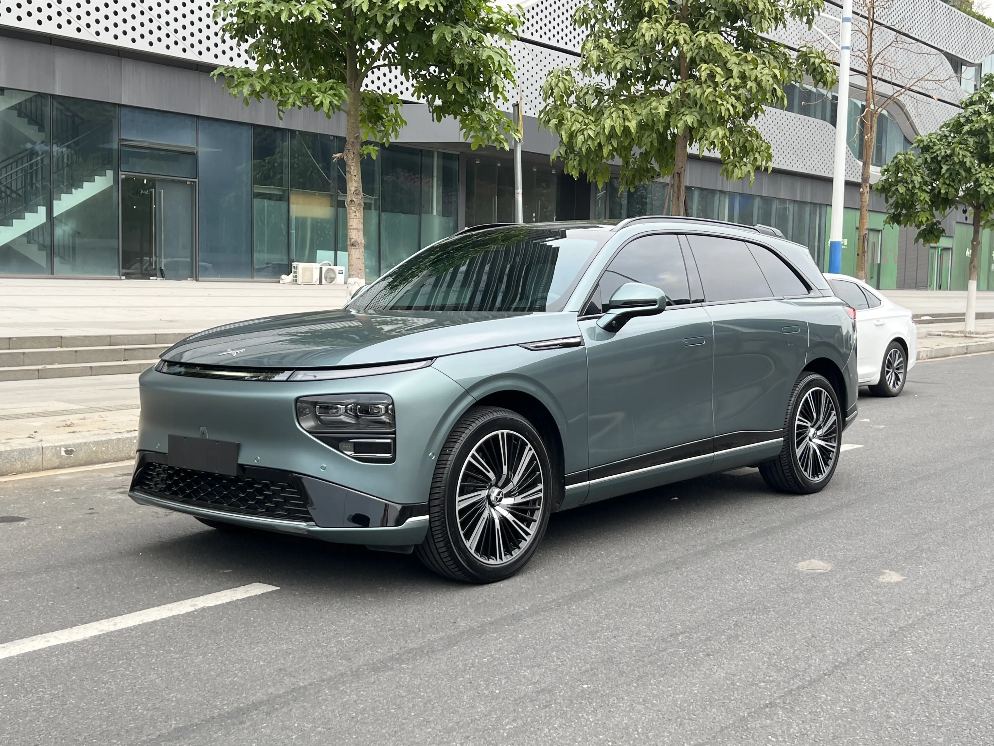 Xpeng G9  из Китая