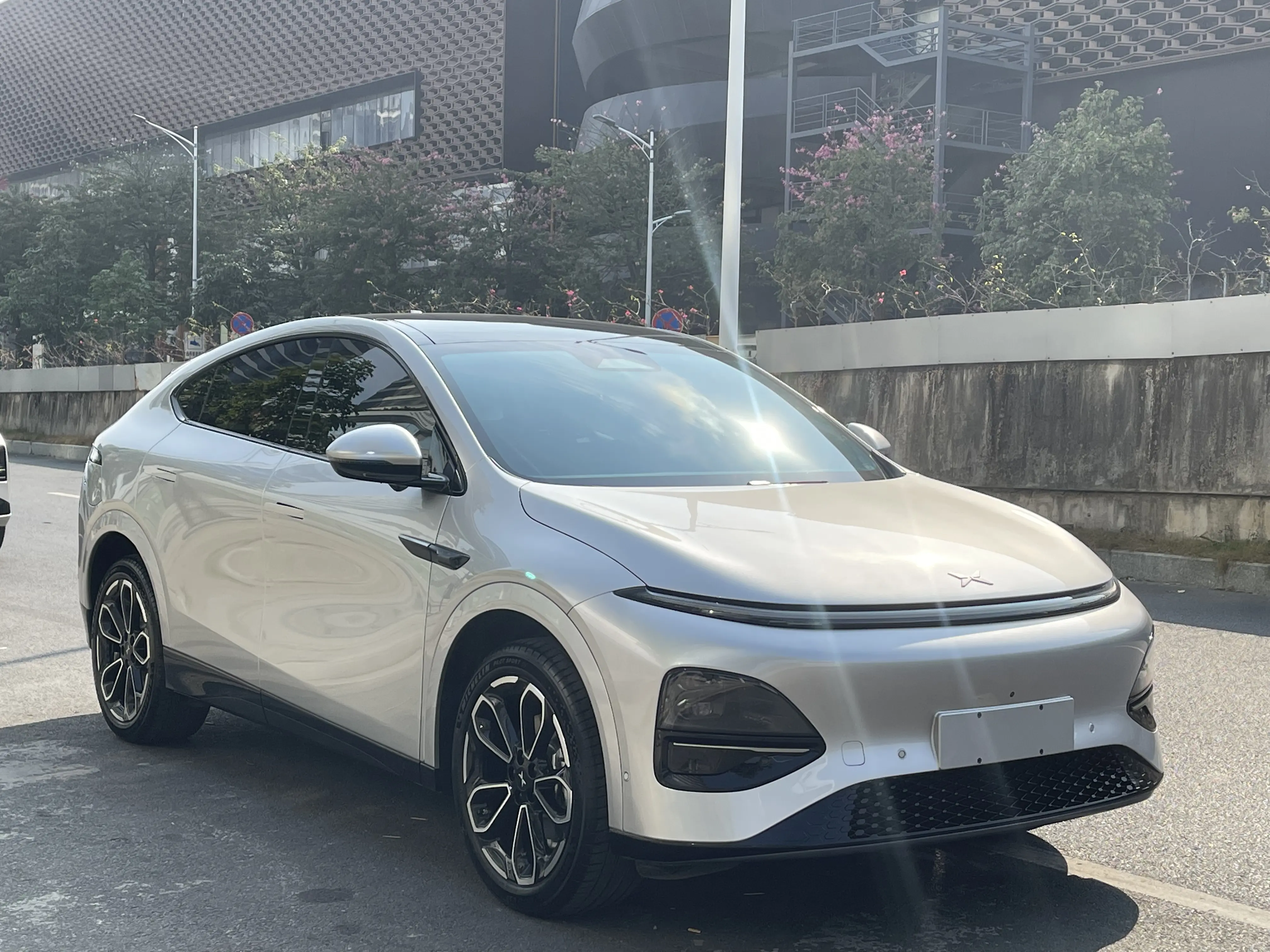 Xpeng G6  из Китая