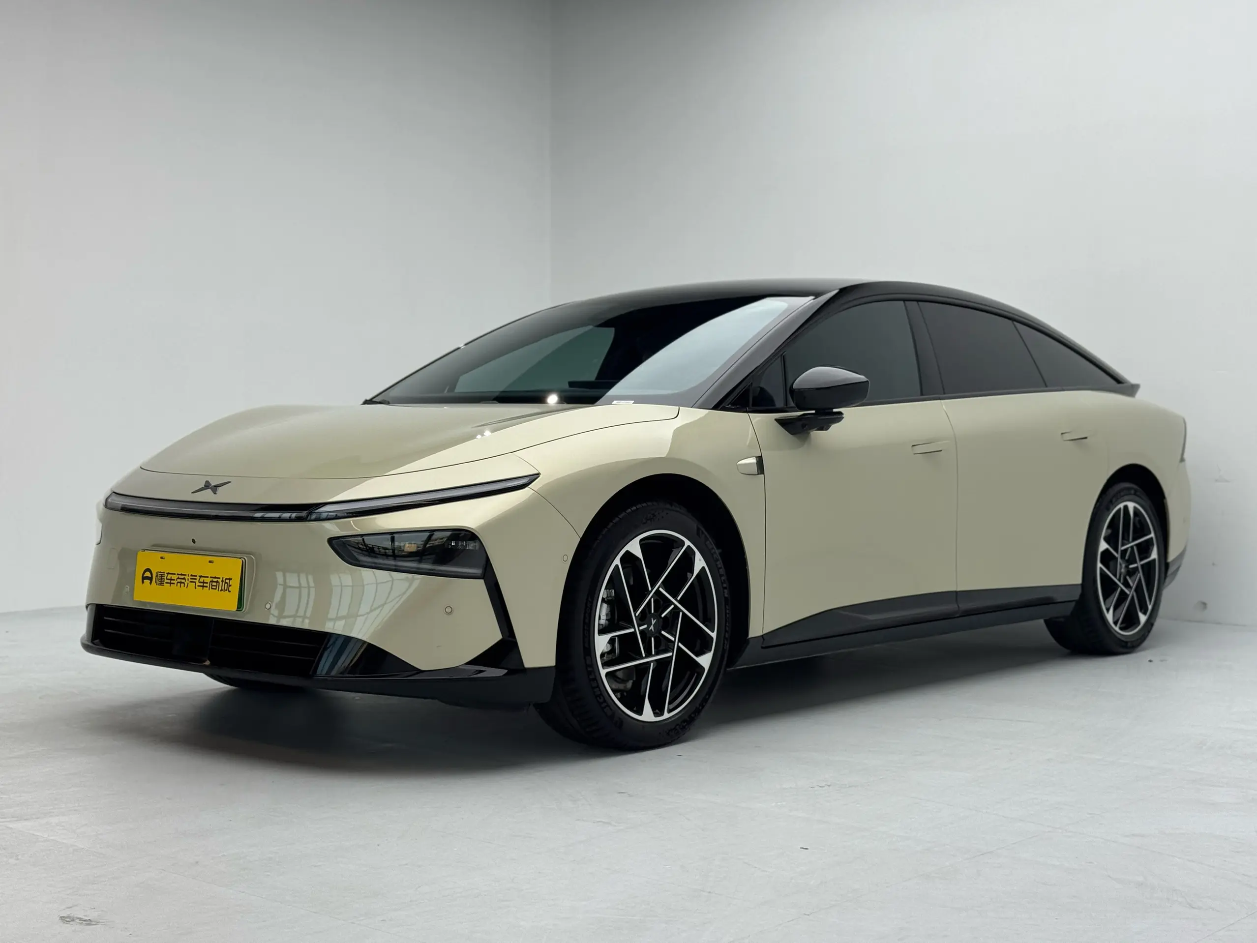 Xpeng P7+  из Китая