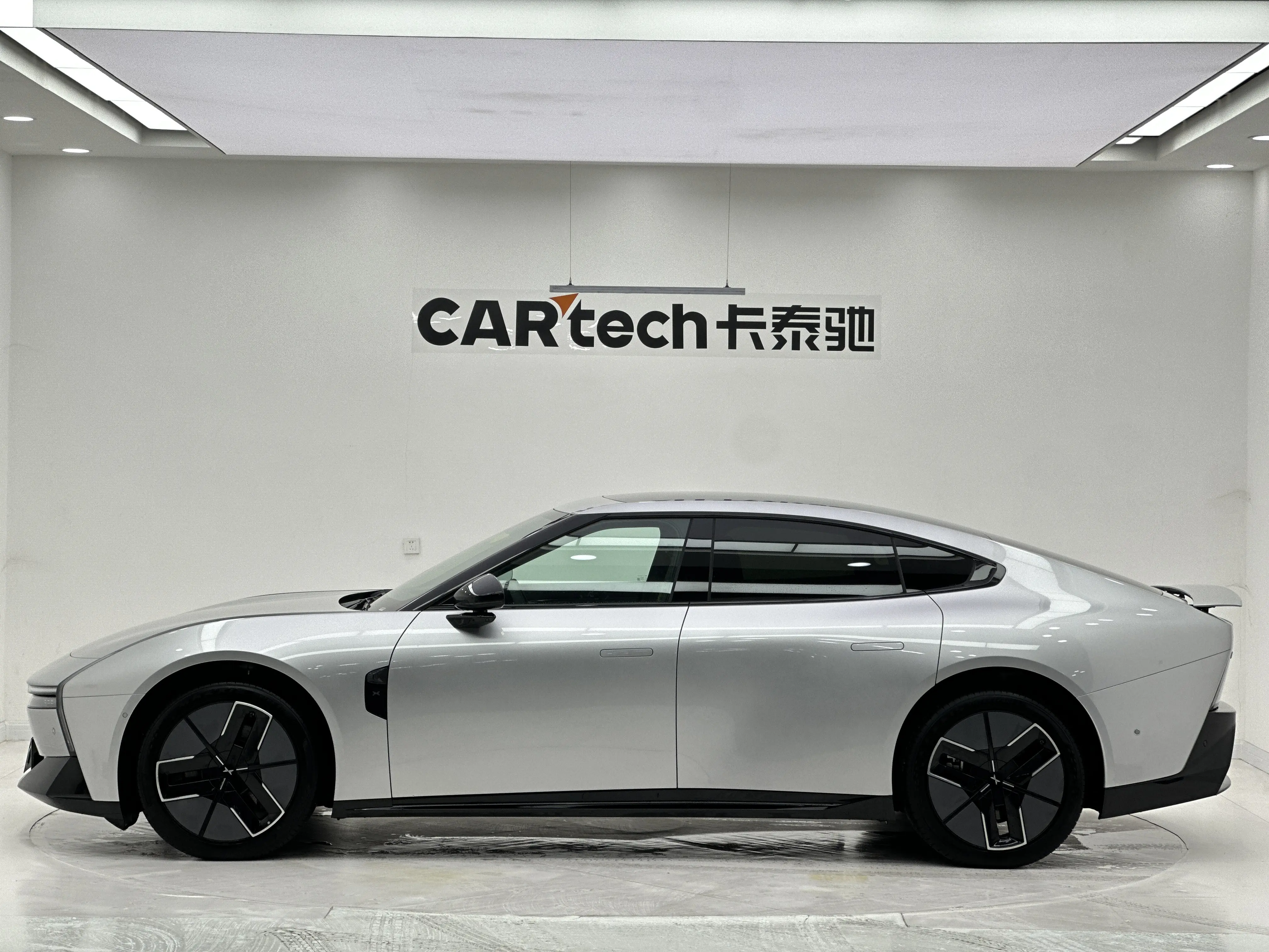 Xpeng P7  из Китая