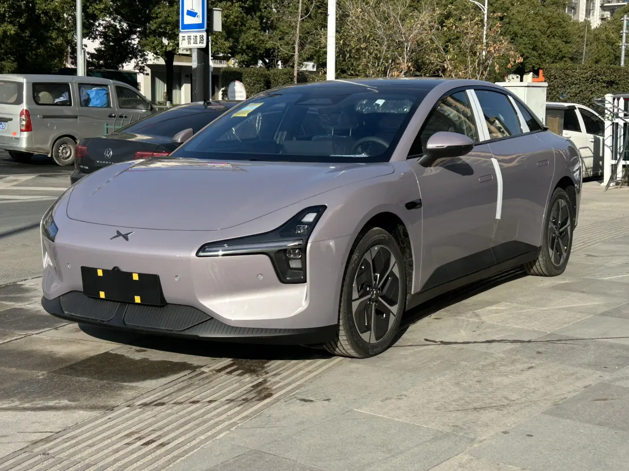 Xpeng Xiaopeng MONA M03  из Китая