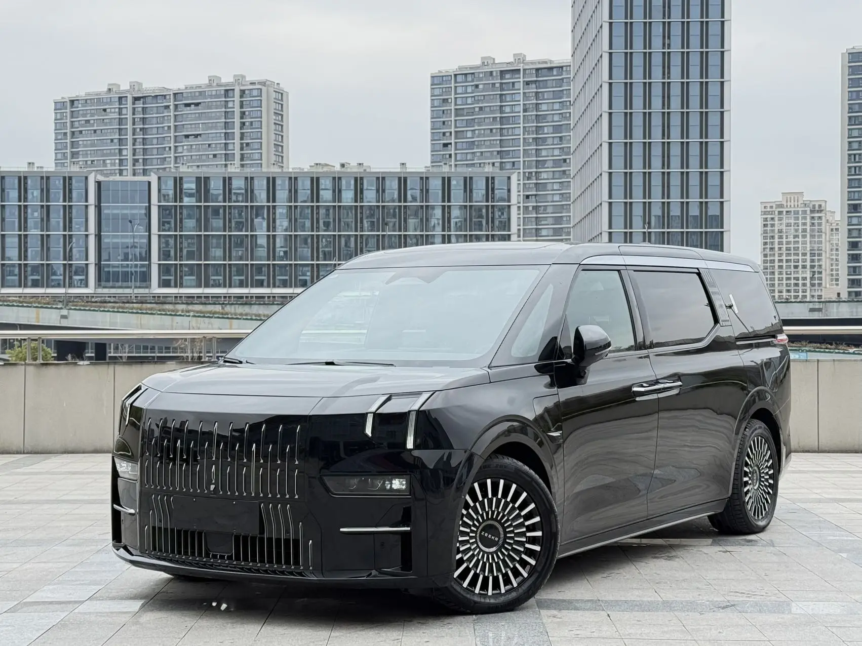 ZEEKR 009  из Китая