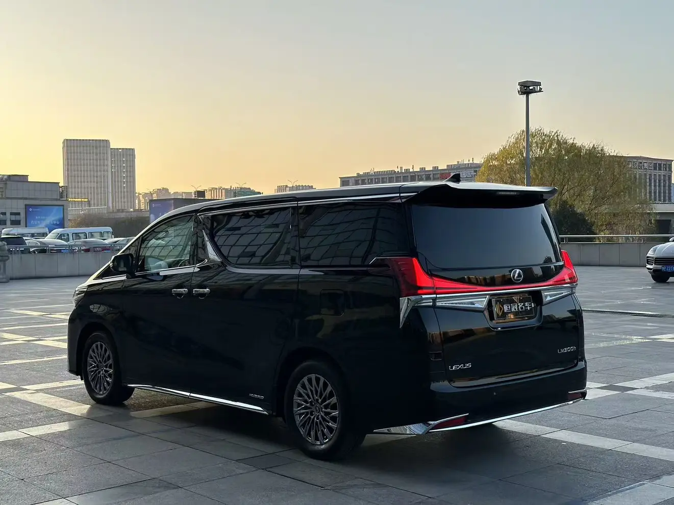 Lexus LM  из Китая