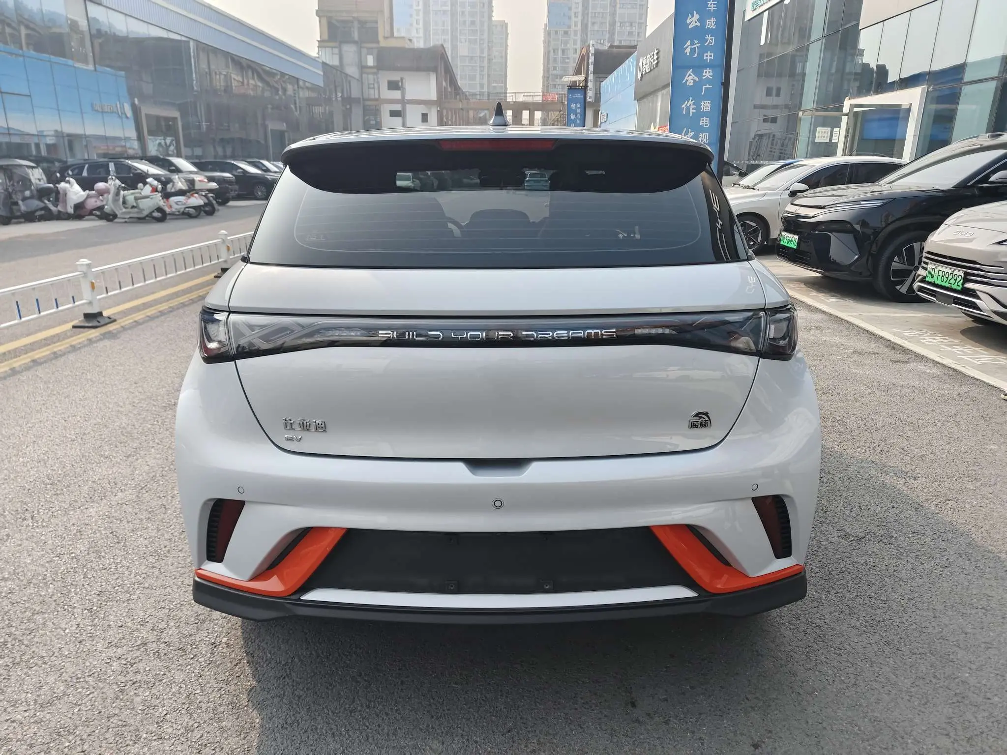 BYD Dolphin  из Китая