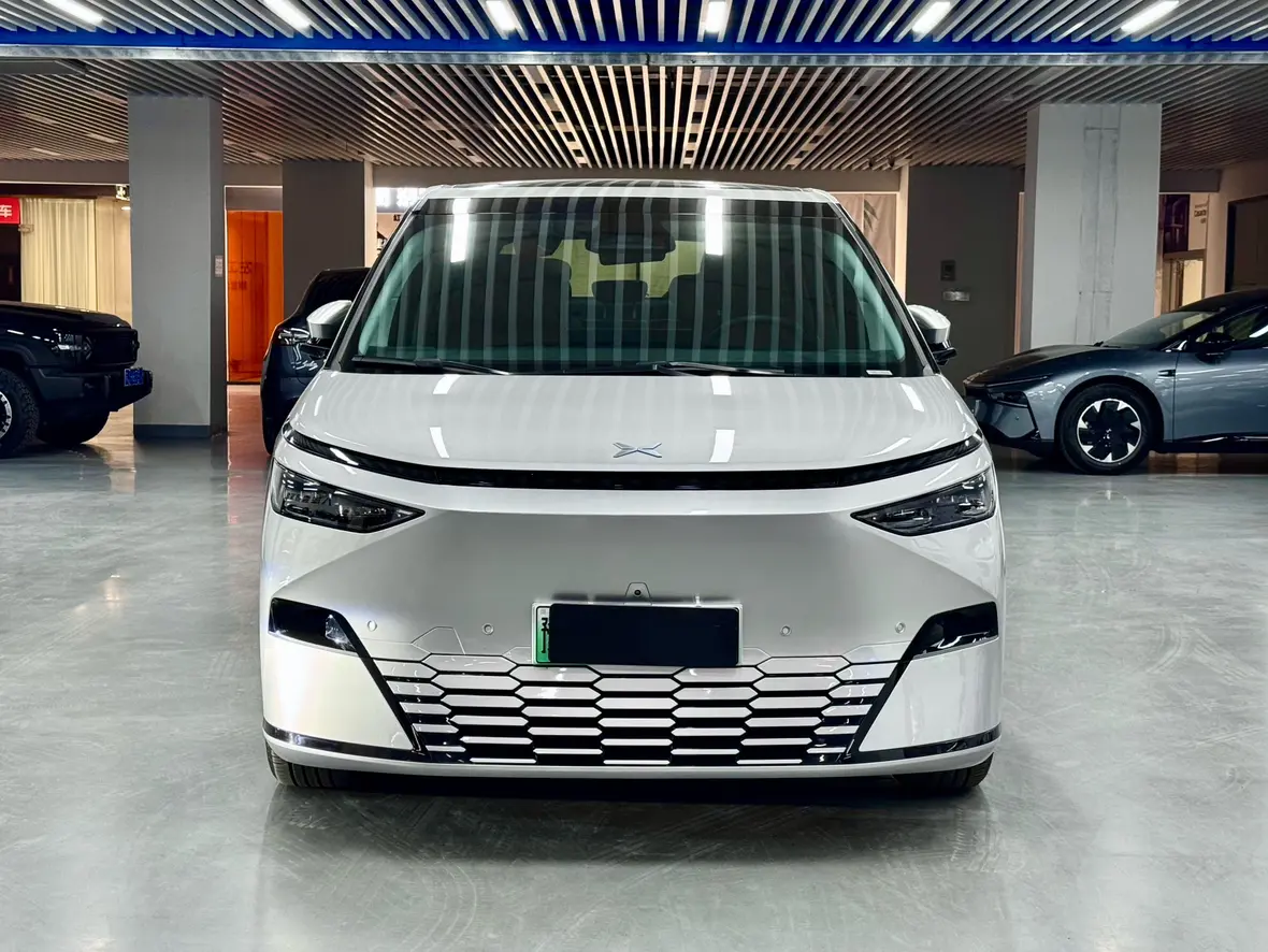 Xpeng X9  из Китая