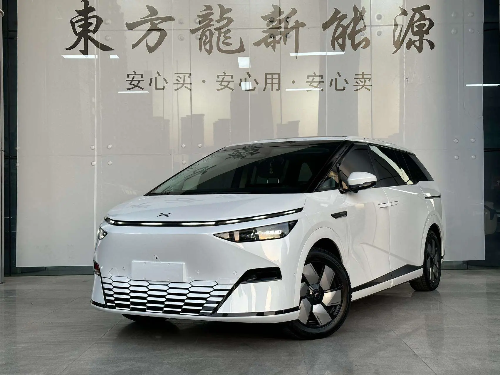 Xpeng X9  из Китая