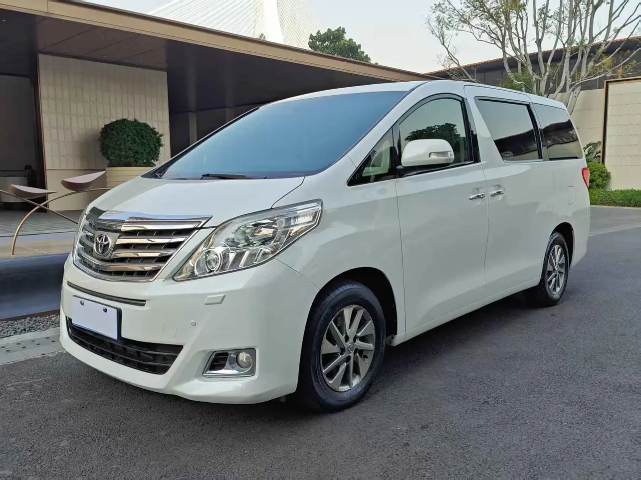Toyota Alphard (Elfa)  из Китая