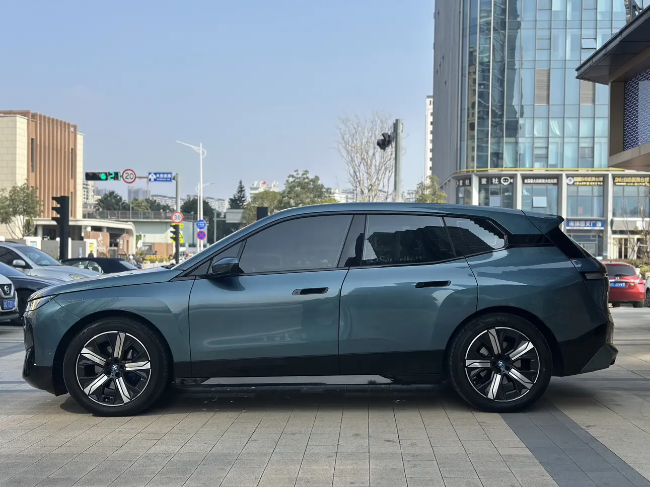 BMW iX  из Китая