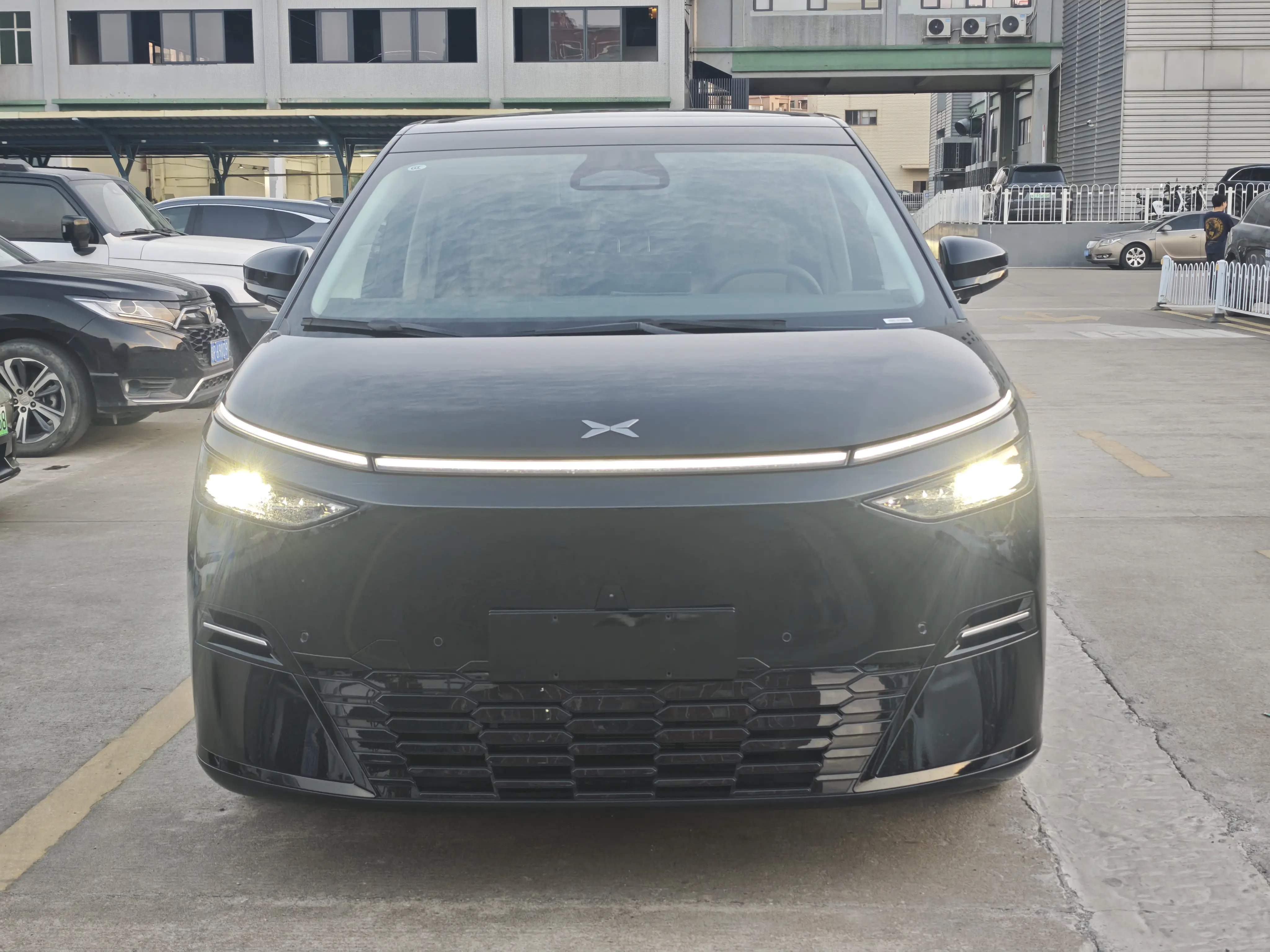 Xpeng X9  из Китая