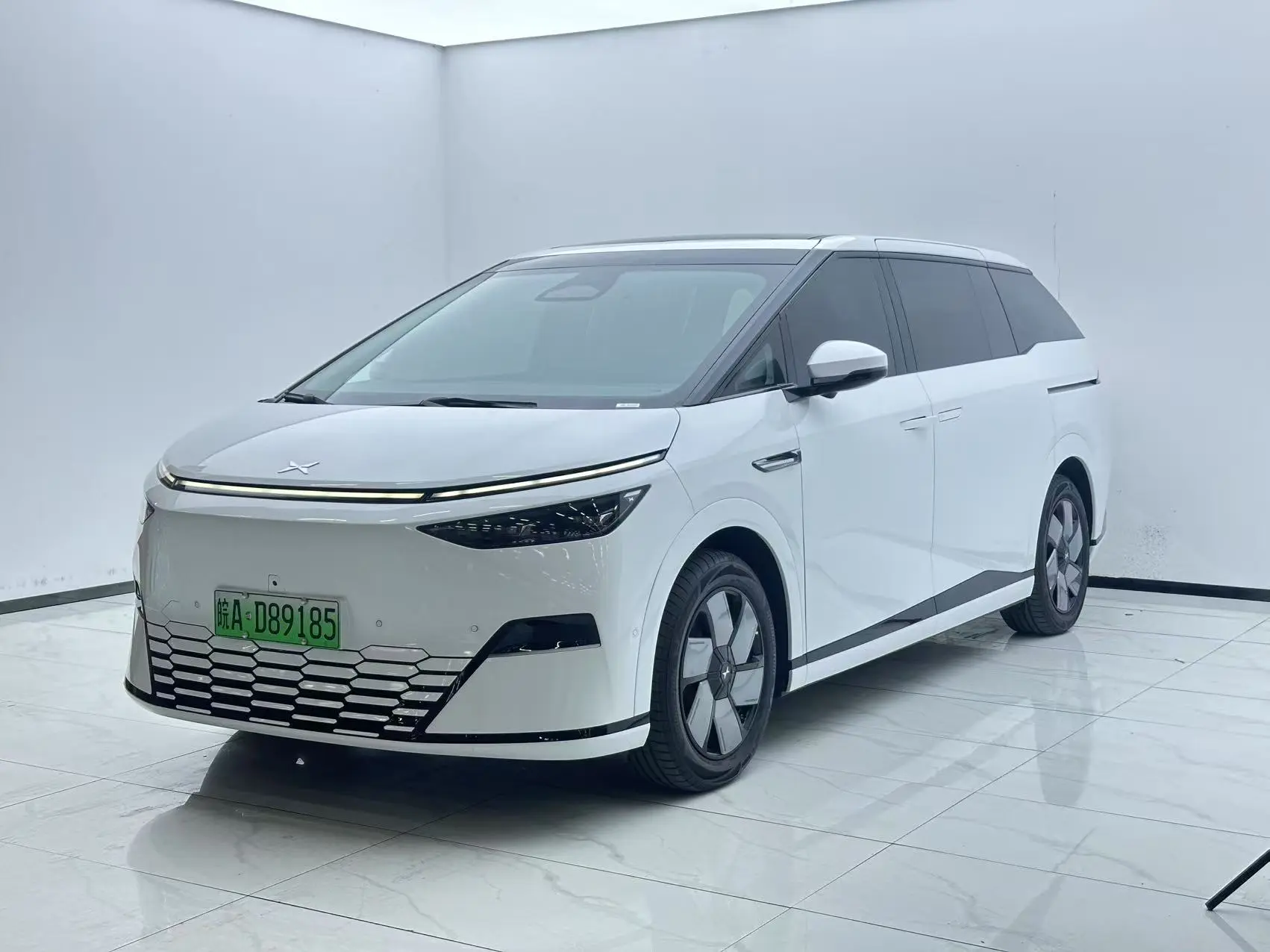 Xpeng X9  из Китая