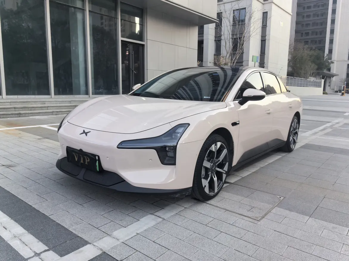 Xpeng Xiaopeng MONA M03  из Китая