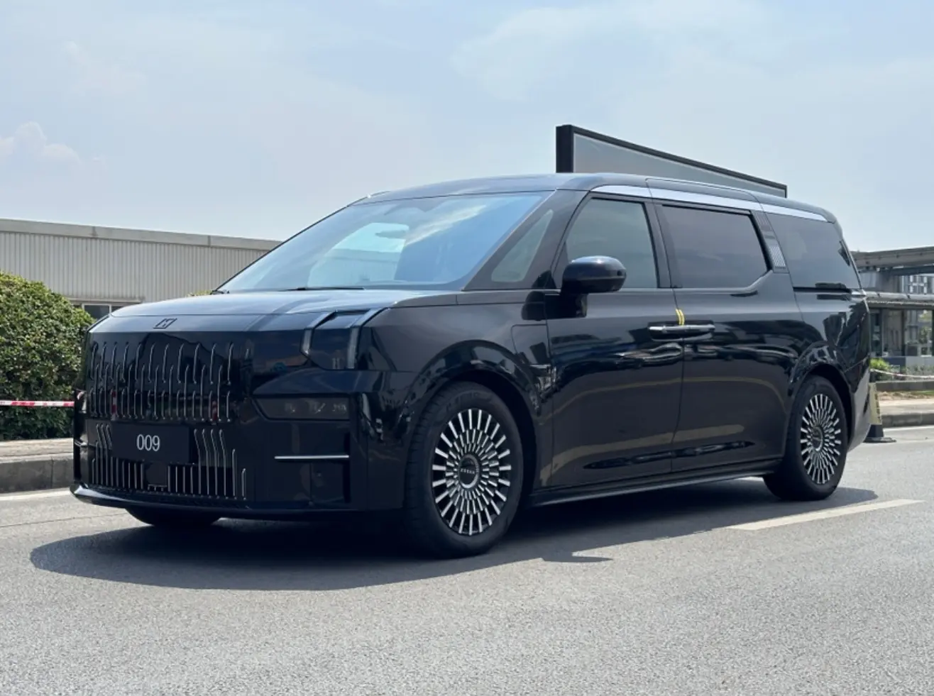 ZEEKR 009  из Китая