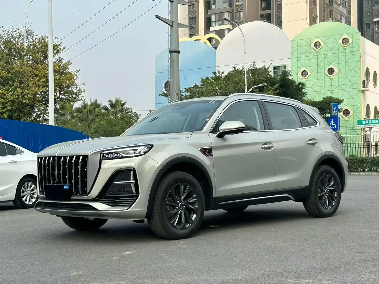 Hongqi HS5  из Китая