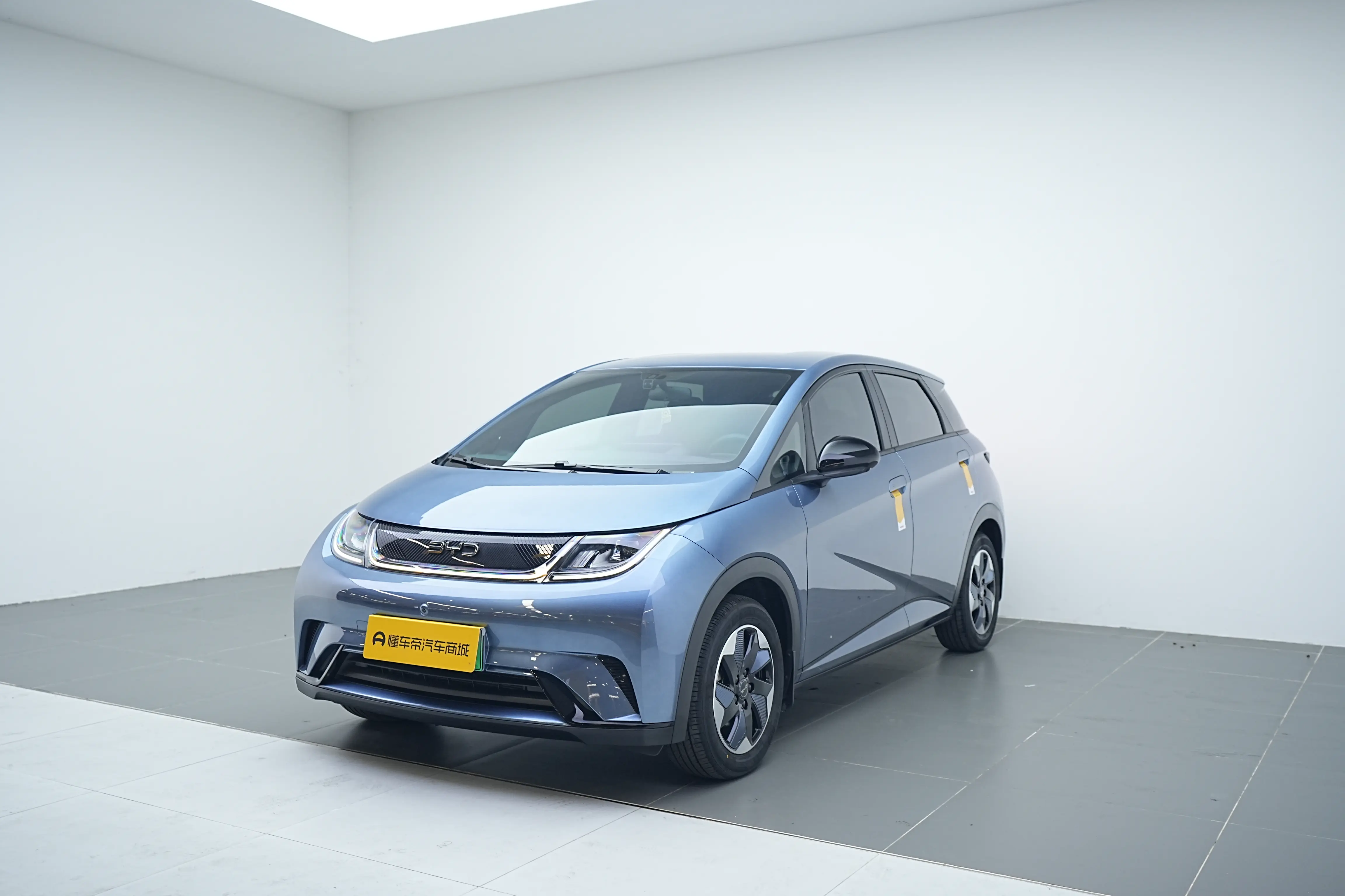 BYD Dolphin  из Китая