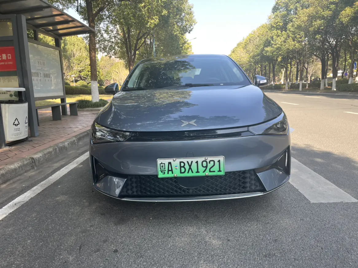 Xpeng P5  из Китая