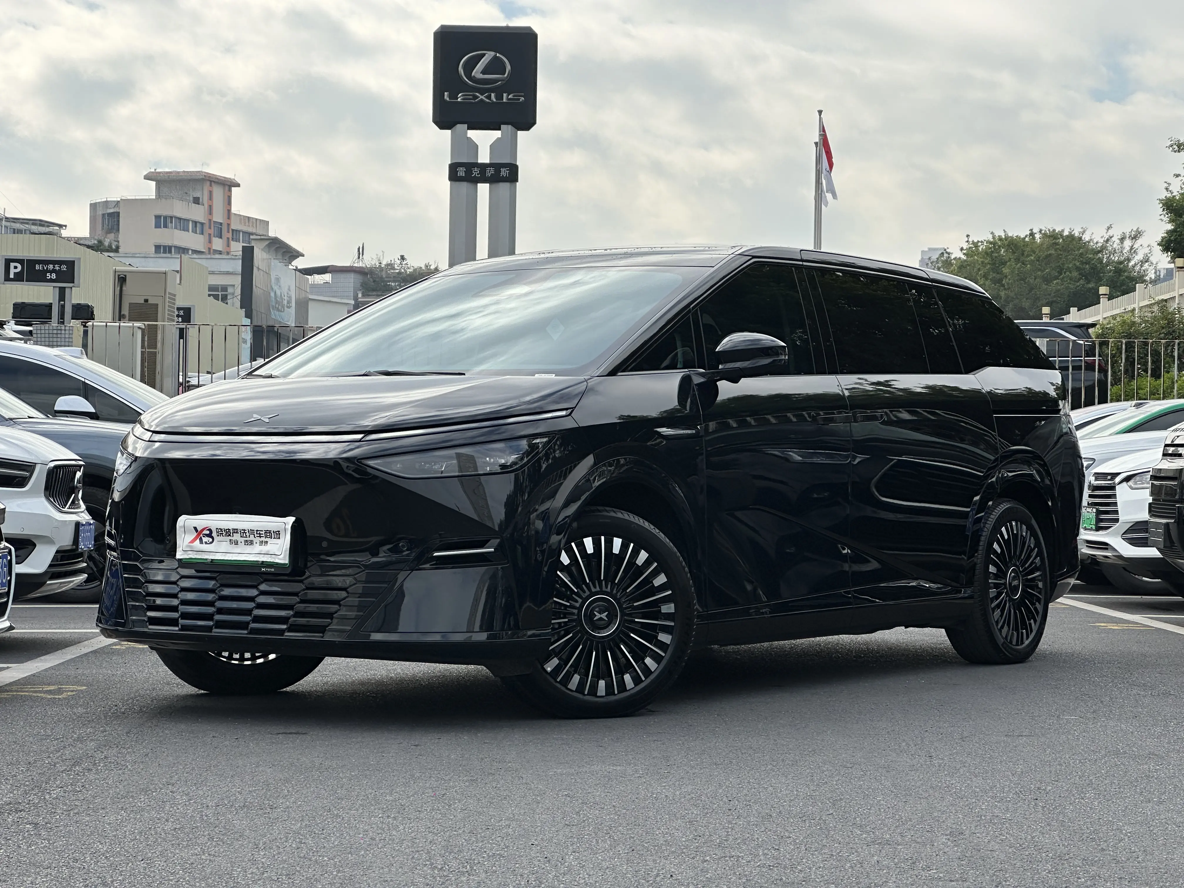 Xpeng X9  из Китая